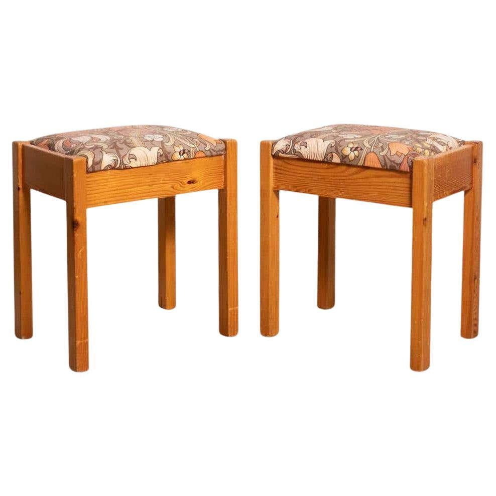 Ensemble de deux tabourets traditionnels en pin catalan avec tissu d'origine, vers 1960