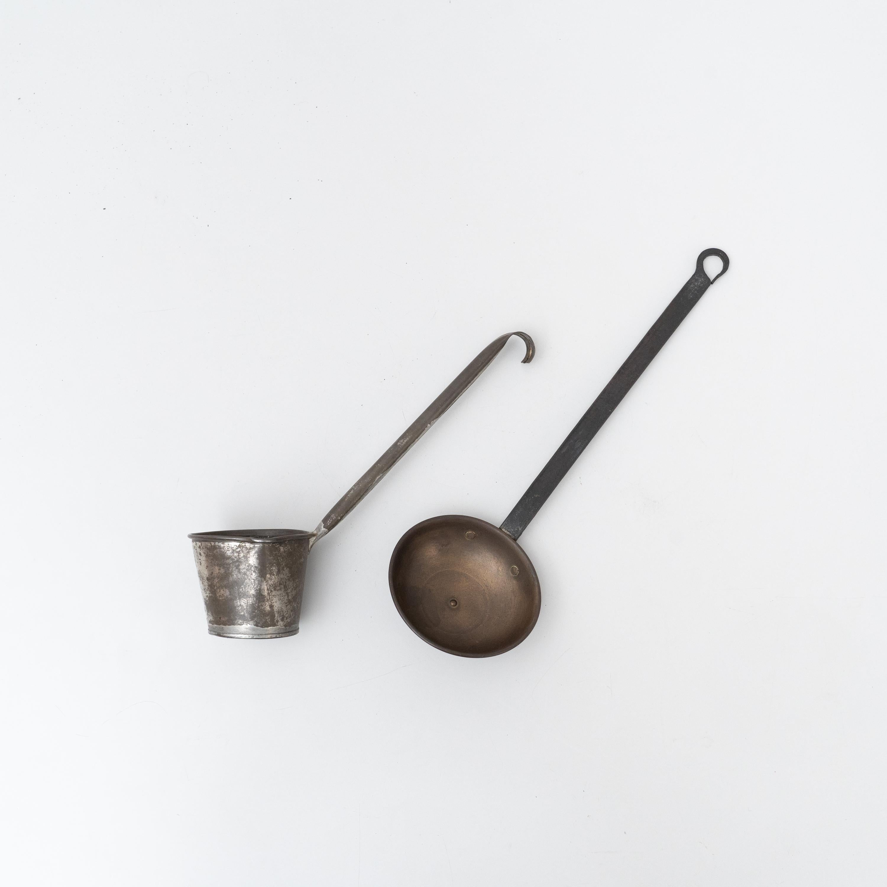 Ensemble de deux poivrières et cuillères traditionnelles en métal sculpté rustique, datant d'environ 1930 en vente 4