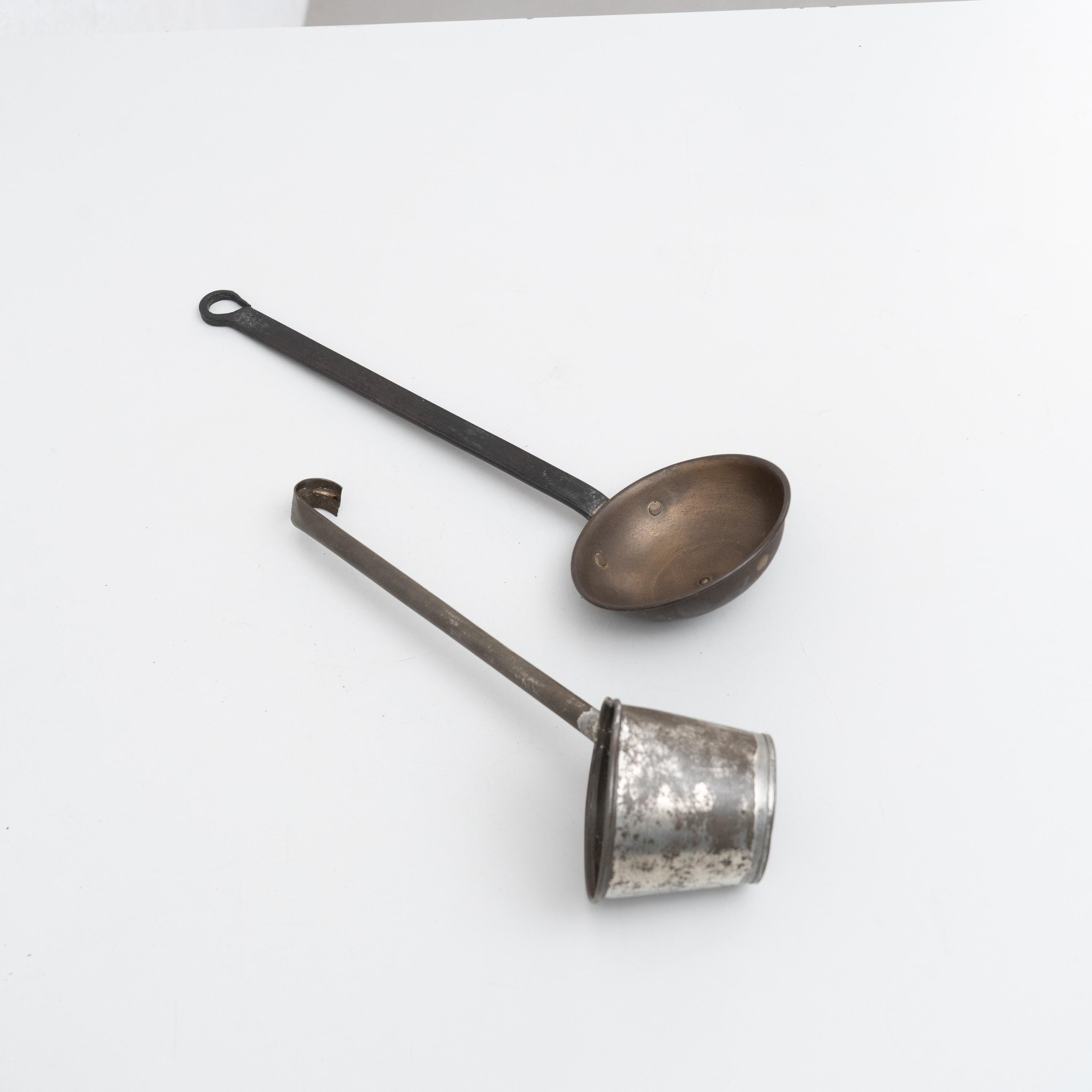Ensemble de deux poivrières et cuillères traditionnelles en métal sculpté rustique, datant d'environ 1930 en vente 5