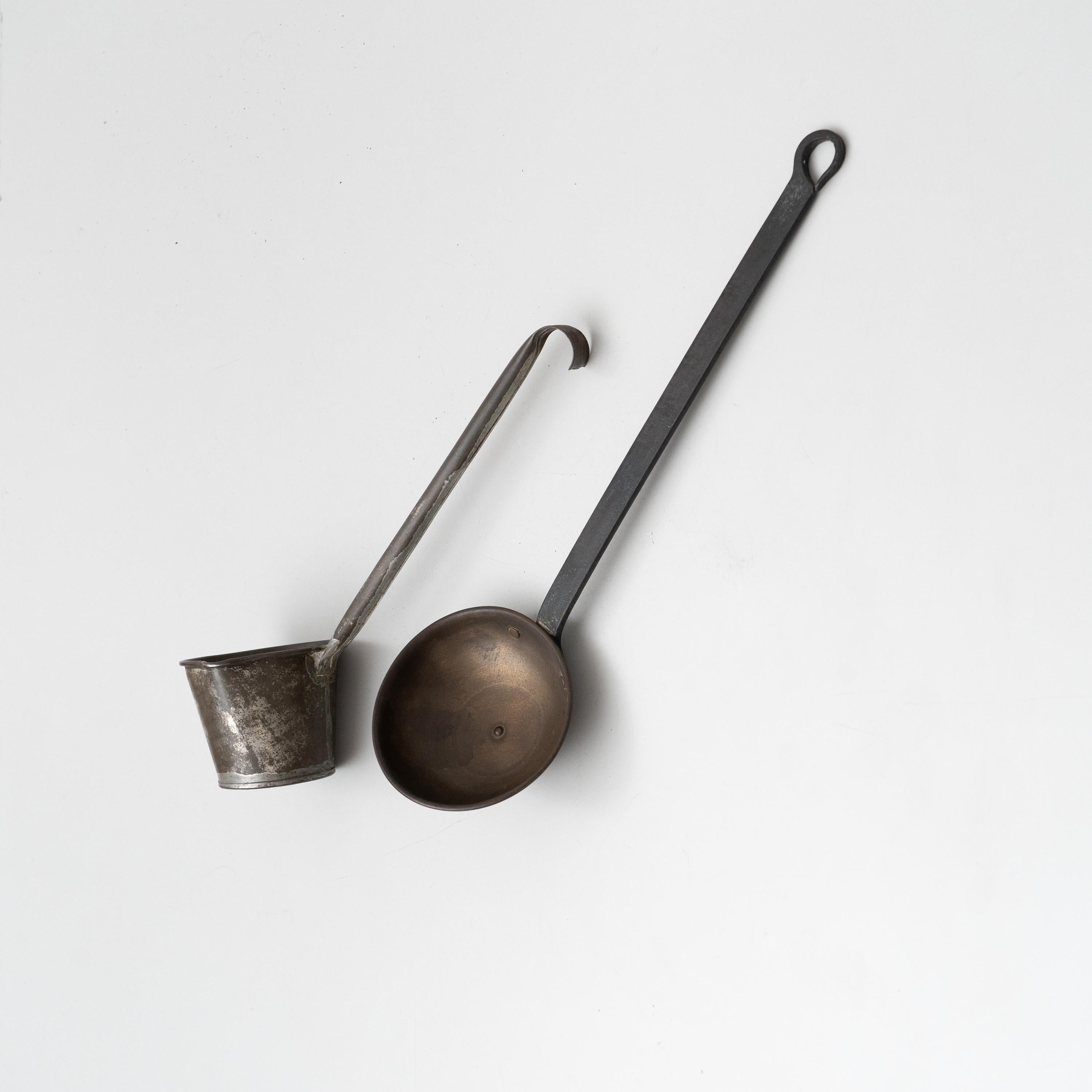Ensemble de deux poivrières et cuillères traditionnelles en métal sculpté rustique, datant d'environ 1930 en vente 6