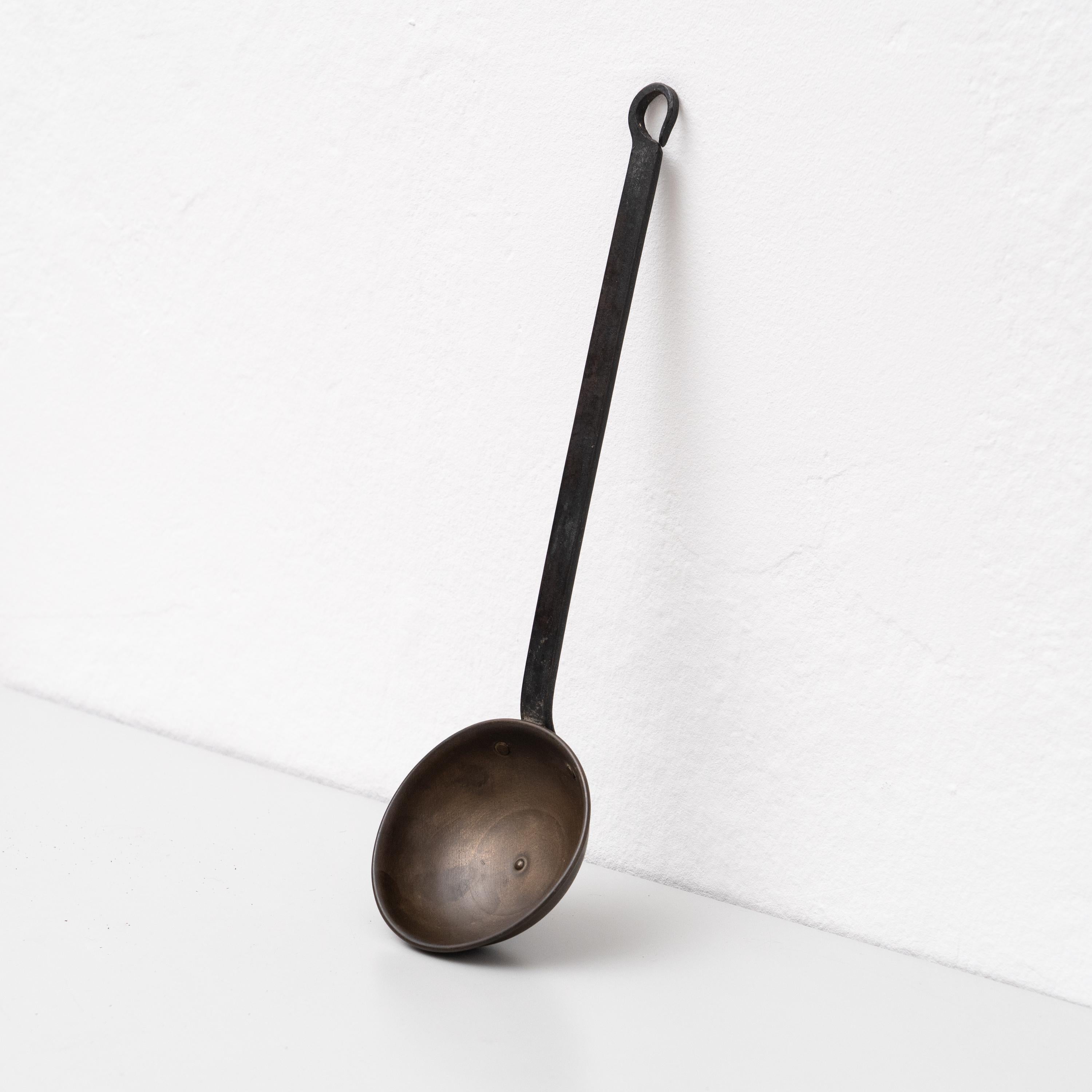 Ensemble de deux poivrières et cuillères traditionnelles en métal sculpté rustique, datant d'environ 1930 en vente 8