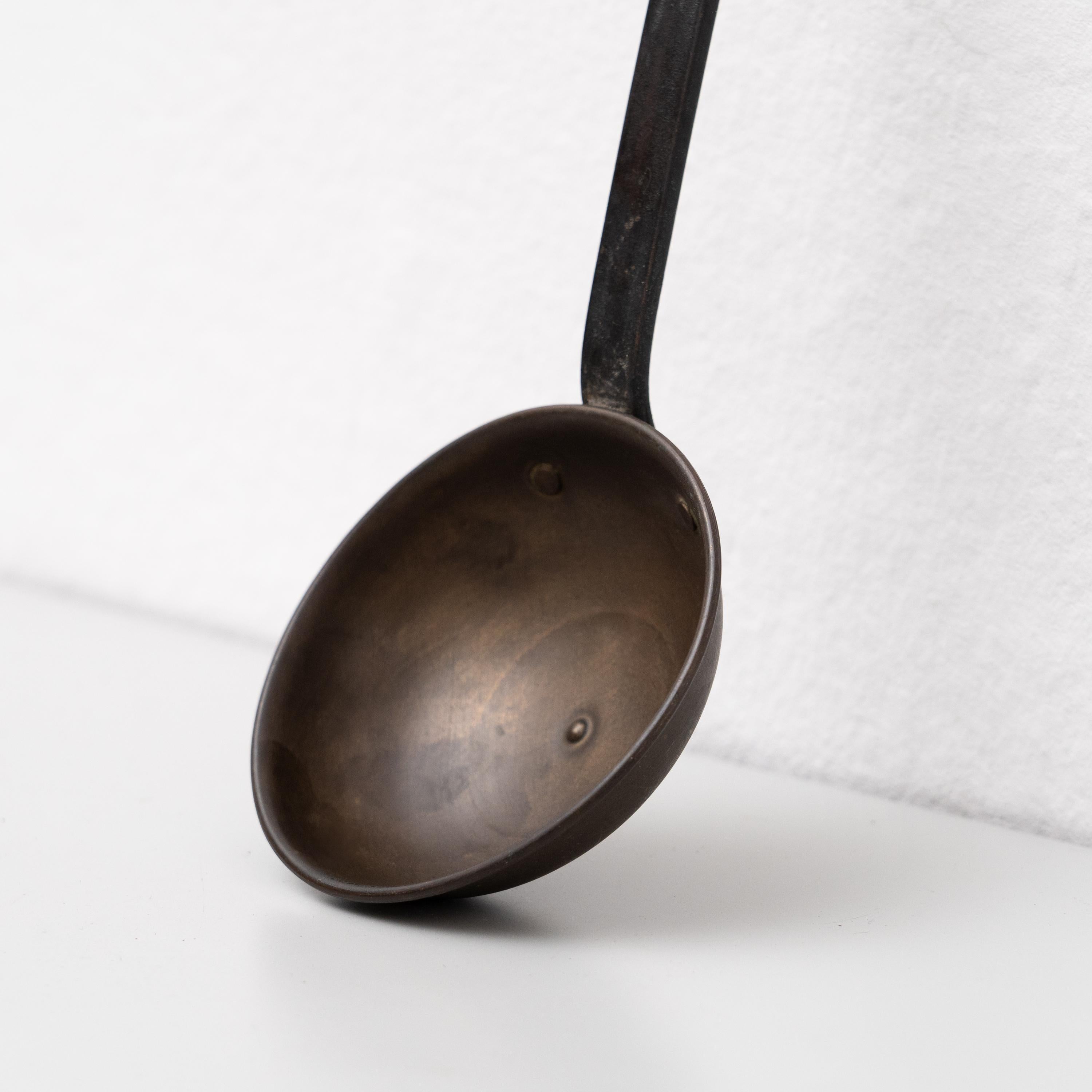 Ensemble de deux poivrières et cuillères traditionnelles en métal sculpté rustique, datant d'environ 1930 en vente 9