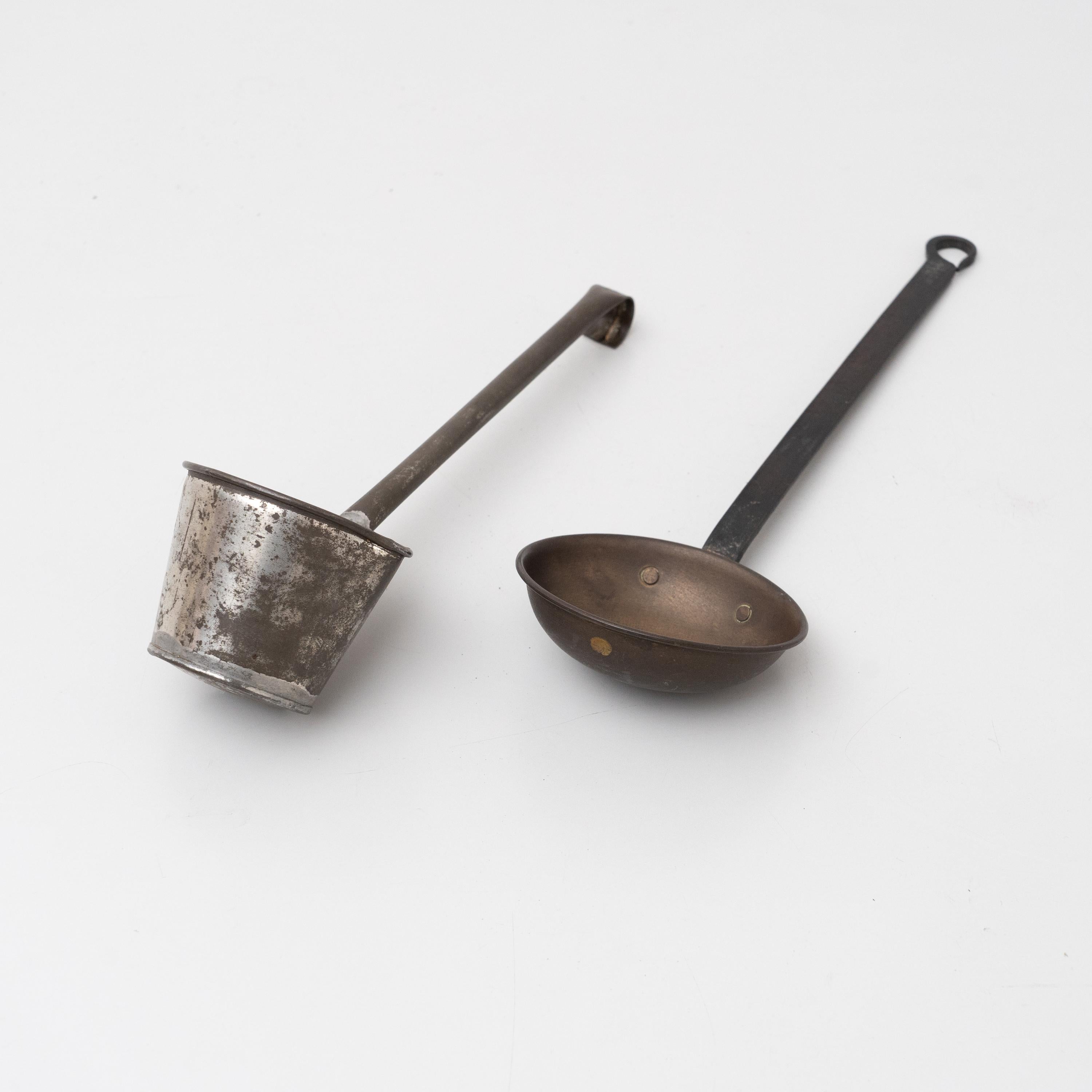 Set aus zwei rustikalen, geschnitzten Pfefferstreuern und Löffeln aus Metall.

Handgefertigt in Spanien, um 1930.

Originaler Zustand mit geringen alters- und gebrauchsbedingten Abnutzungserscheinungen, der eine schöne Patina