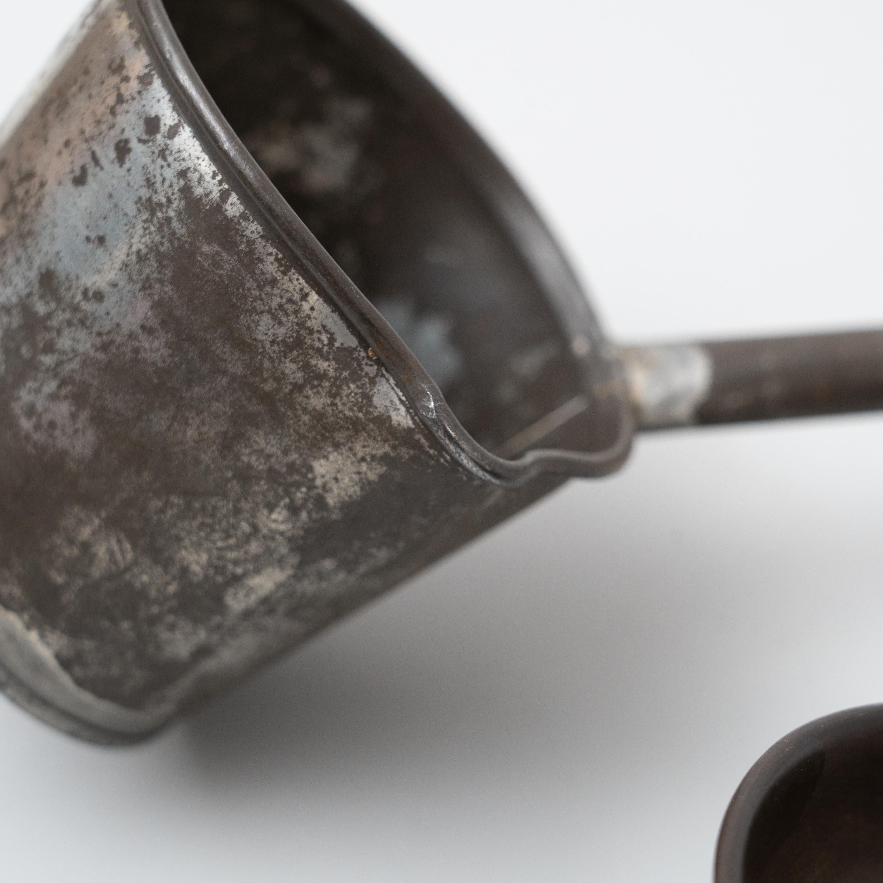 Espagnol Ensemble de deux poivrières et cuillères traditionnelles en métal sculpté rustique, datant d'environ 1930 en vente