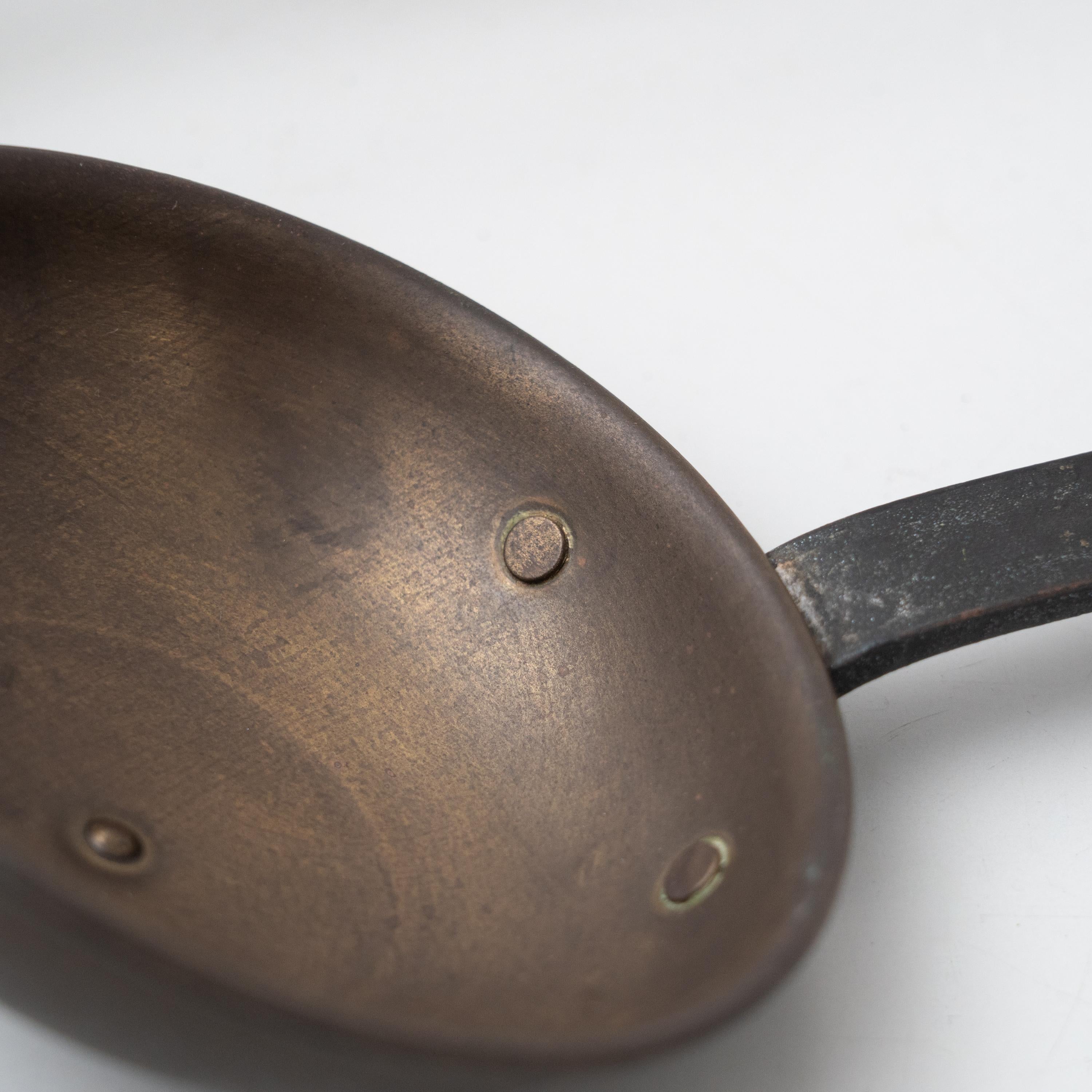 Ensemble de deux poivrières et cuillères traditionnelles en métal sculpté rustique, datant d'environ 1930 Bon état - En vente à Barcelona, ES