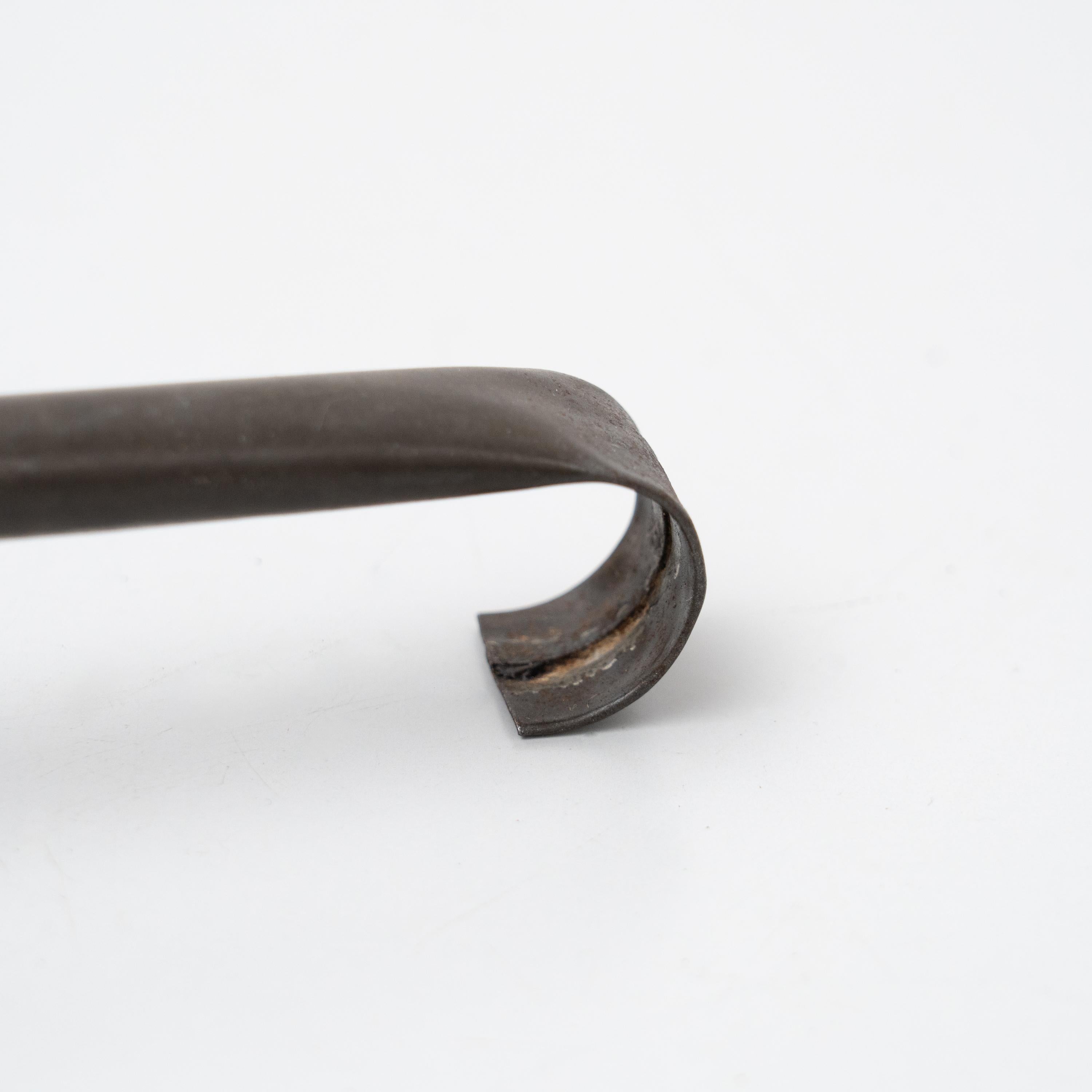 Métal Ensemble de deux poivrières et cuillères traditionnelles en métal sculpté rustique, datant d'environ 1930 en vente