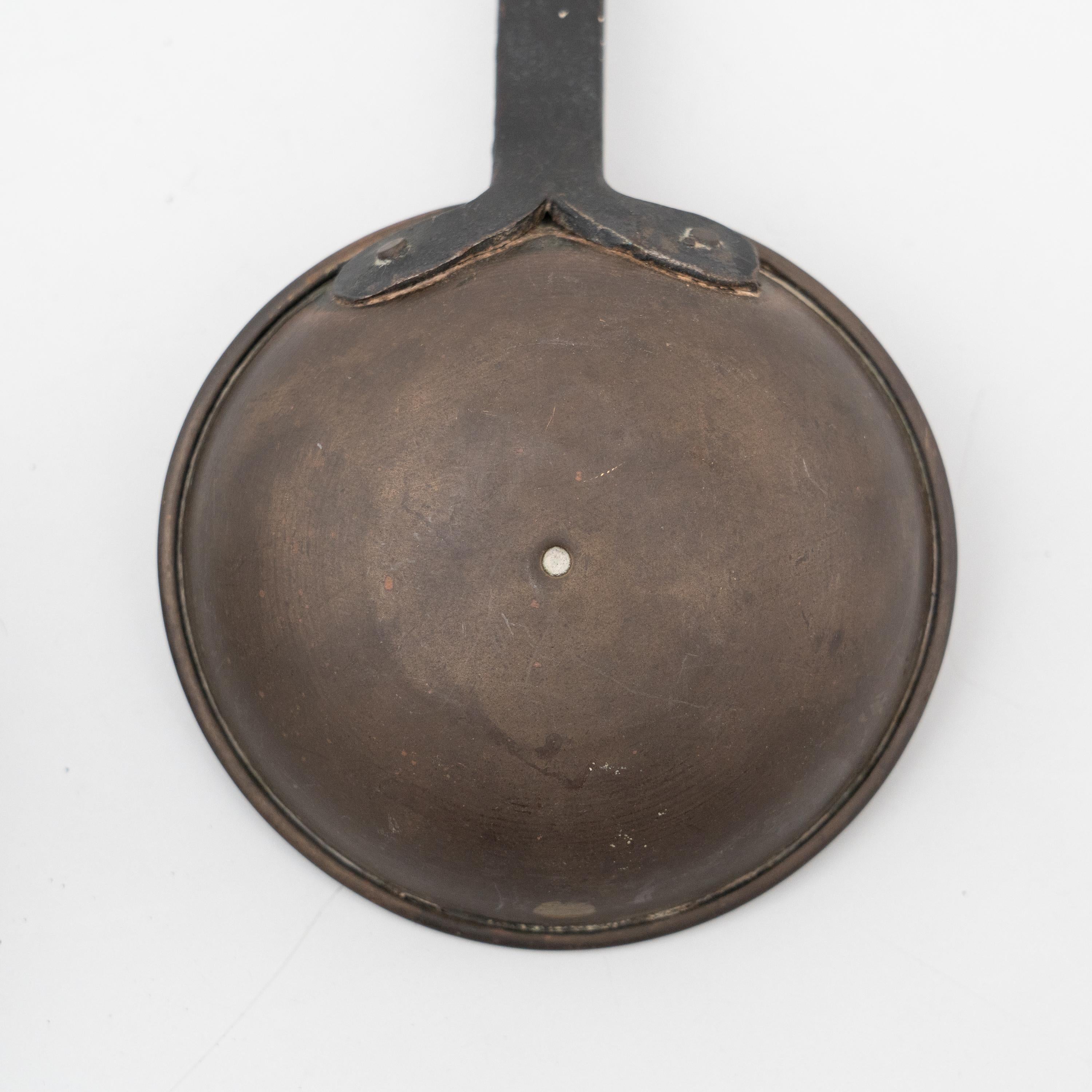 Ensemble de deux poivrières et cuillères traditionnelles en métal sculpté rustique, datant d'environ 1930 en vente 2