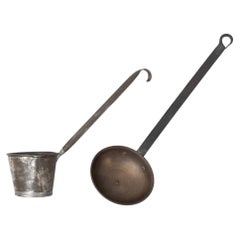 Juego de dos cucharas y pimenteros tradicionales de metal tallado rústico, circa 1930