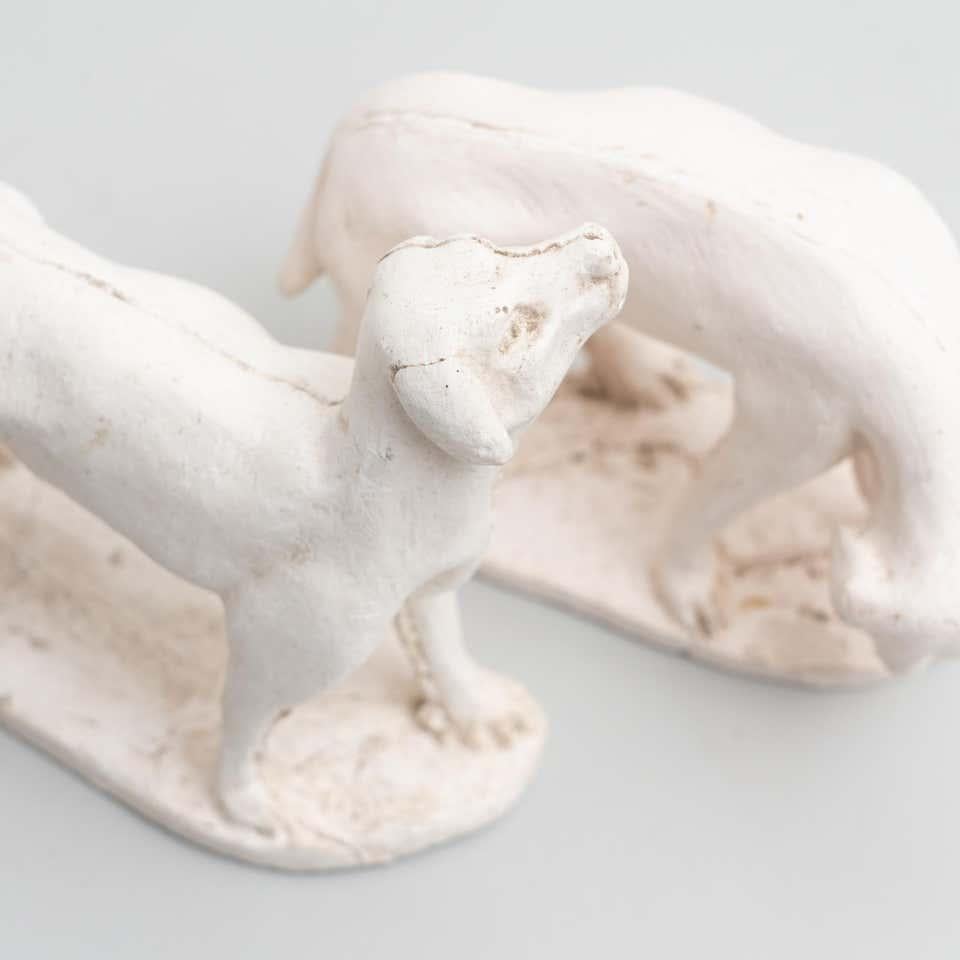Ensemble de deux figurines traditionnelles en plâtre représentant un chien, vers 1950 en vente 5