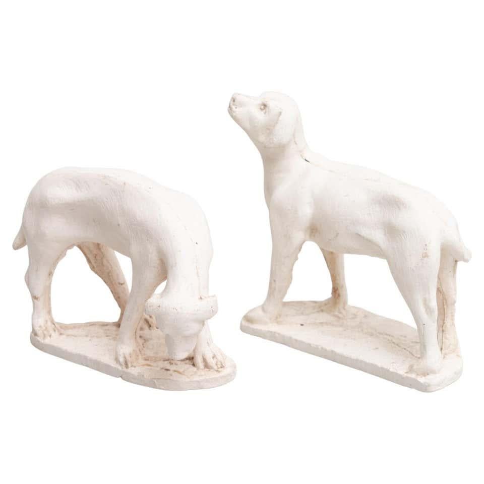 Ensemble de deux figurines traditionnelles en plâtre représentant un chien, vers 1950 en vente 6