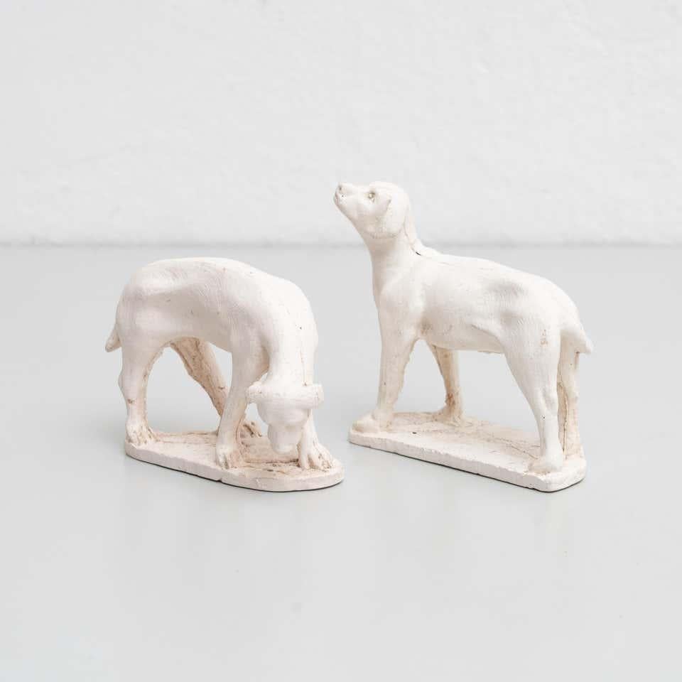 Moderne Ensemble de deux figurines traditionnelles en plâtre représentant un chien, vers 1950 en vente