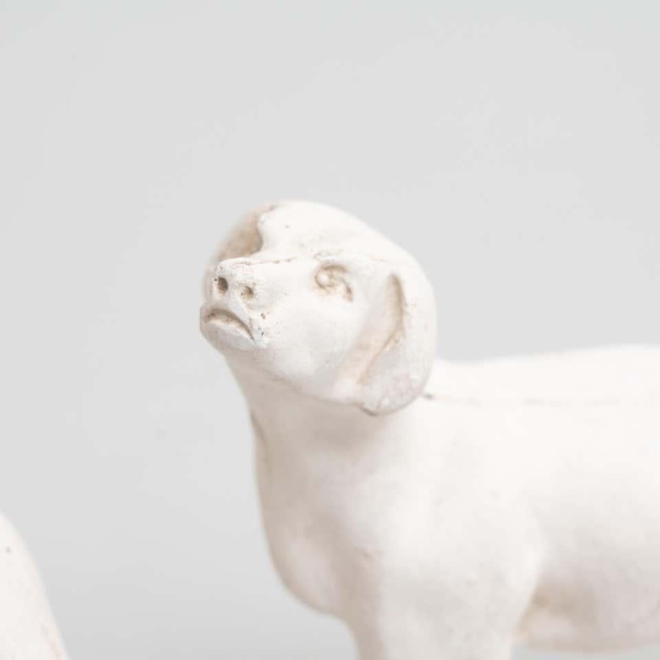 Ensemble de deux figurines traditionnelles en plâtre représentant un chien, vers 1950 Bon état - En vente à Barcelona, Barcelona