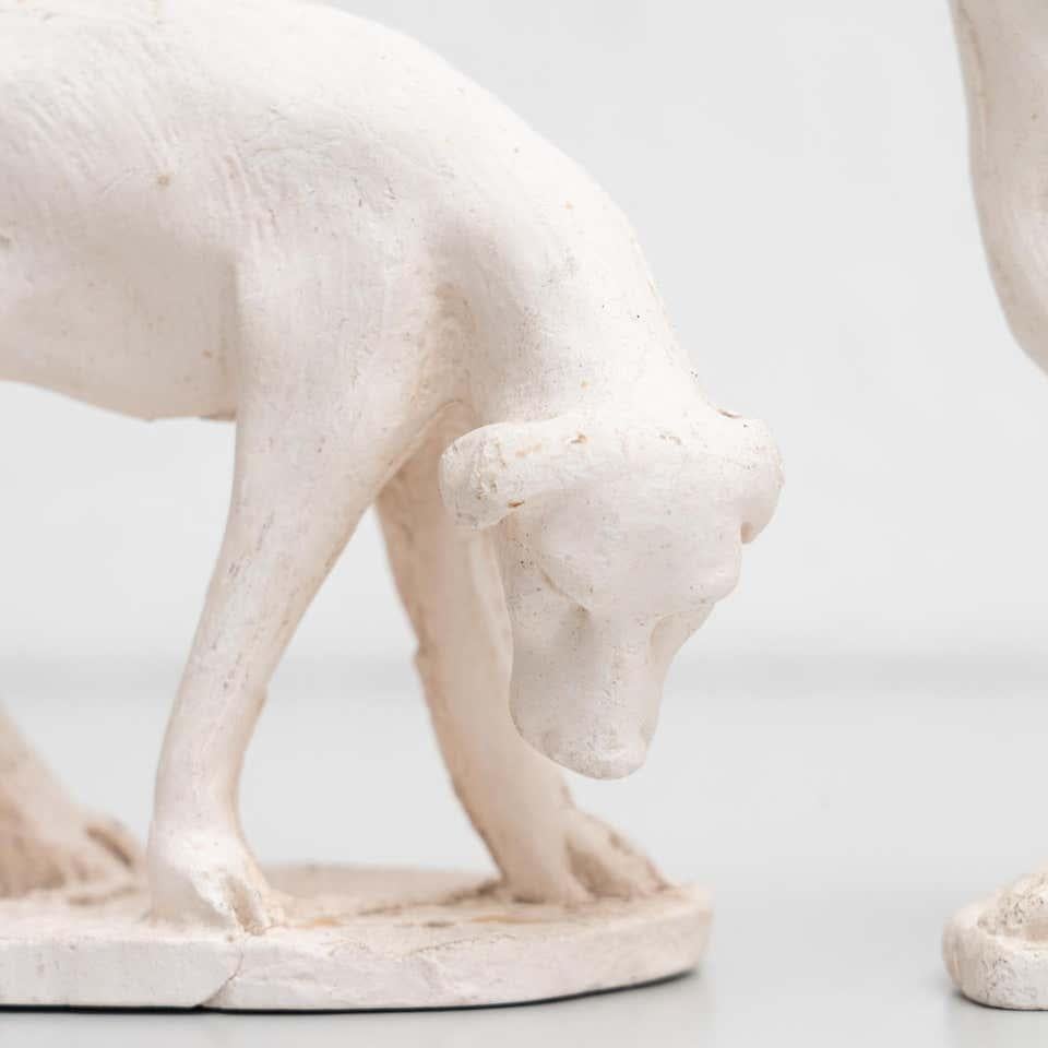 Plâtre Ensemble de deux figurines traditionnelles en plâtre représentant un chien, vers 1950 en vente
