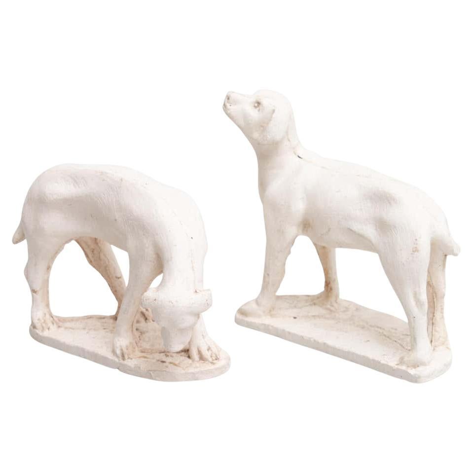 Ensemble de deux figurines traditionnelles en plâtre représentant un chien, vers 1950
