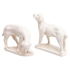 Ensemble de deux figurines traditionnelles en plâtre représentant un chien, vers 1950