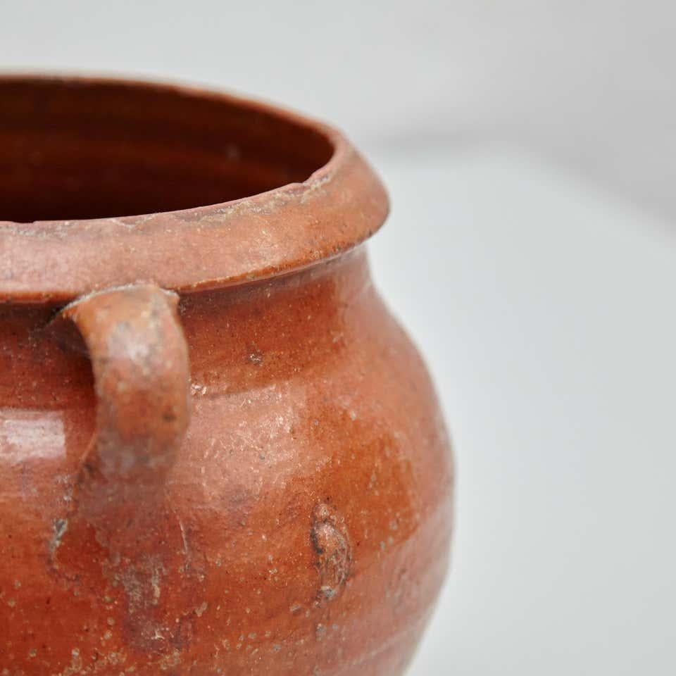 Set di due ceramiche tradizionali spagnole.  Prodotto in Spagna, circa 1970.    In condizioni originali, con lievi usure dovute all'età e all'uso, che conservano una bella patina.    Misure: 20 cm di diametro x 17 cm di altezza  19 cm D x 16 cm L x