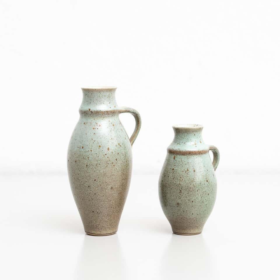 Satz von zwei Vintage-Keramikvasen.  Von unbekanntem Hersteller, hergestellt in Spanien um 1950.  Originaler Zustand mit geringen alters- und gebrauchsbedingten Abnutzungserscheinungen, der eine schöne Patina aufweist.  MATERIALIEN: Keramisch.