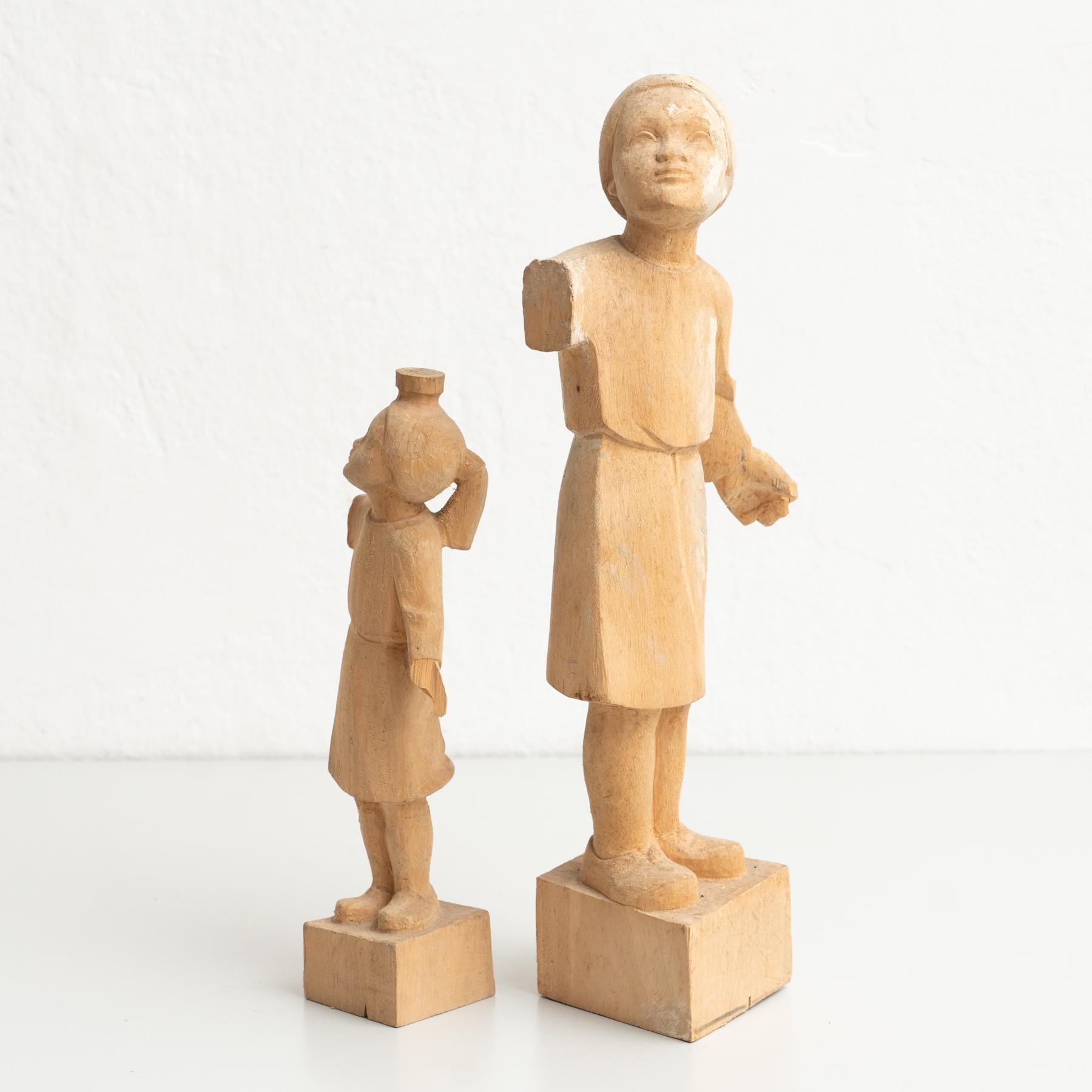 Figure di prova di due ragazze in legno tornite della metà del XX secolo.  

Realizzato a Olot, in Spagna.    

In condizioni originali, con lievi usure dovute all'età e all'uso, che conservano una bella patina.    

Materiali:  Legno.
