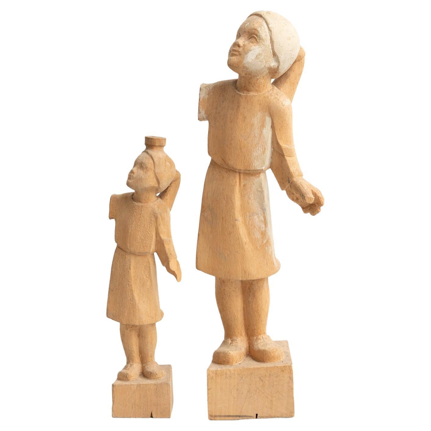 Ensemble de deux sculptures traditionnelles en bois de croquis préliminaires tournés