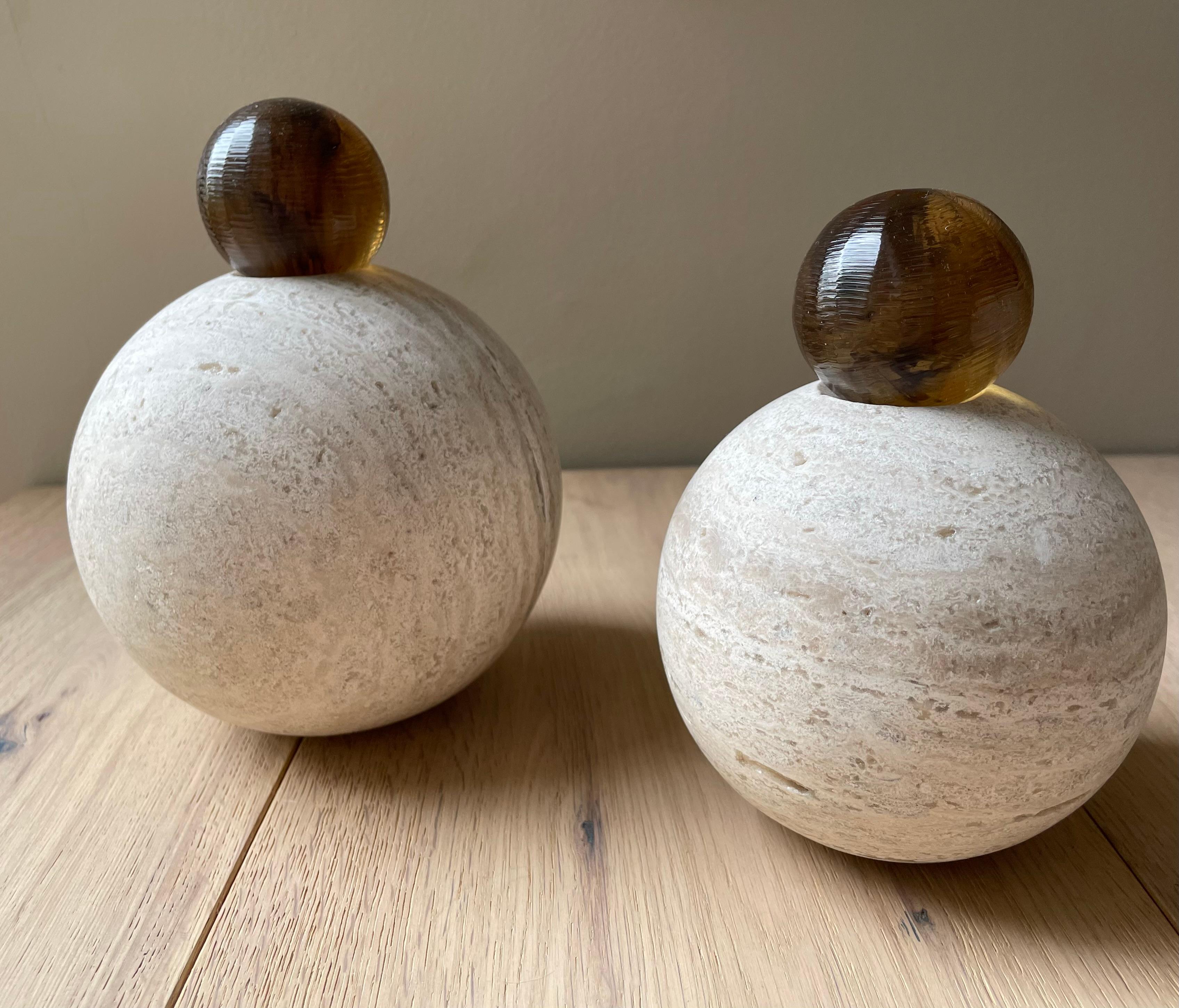 Mexicain Ensemble de deux sphères empilables en marbre travertin et résine de Paola Valle en vente