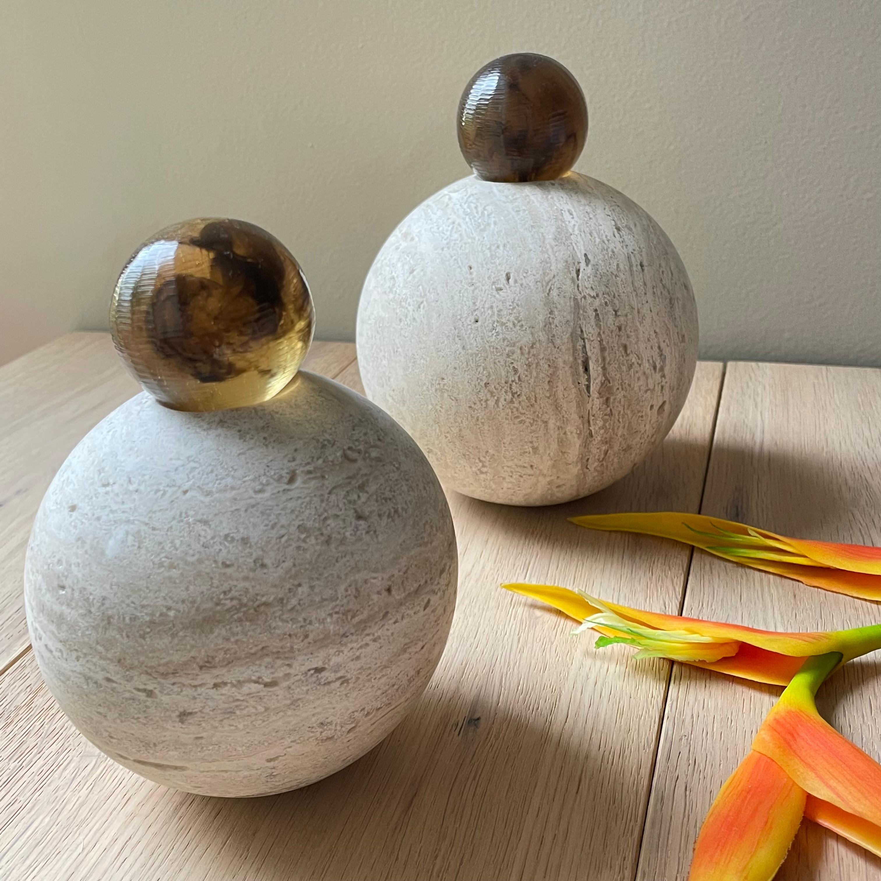 Fait main Ensemble de deux sphères empilables en marbre travertin et résine de Paola Valle en vente