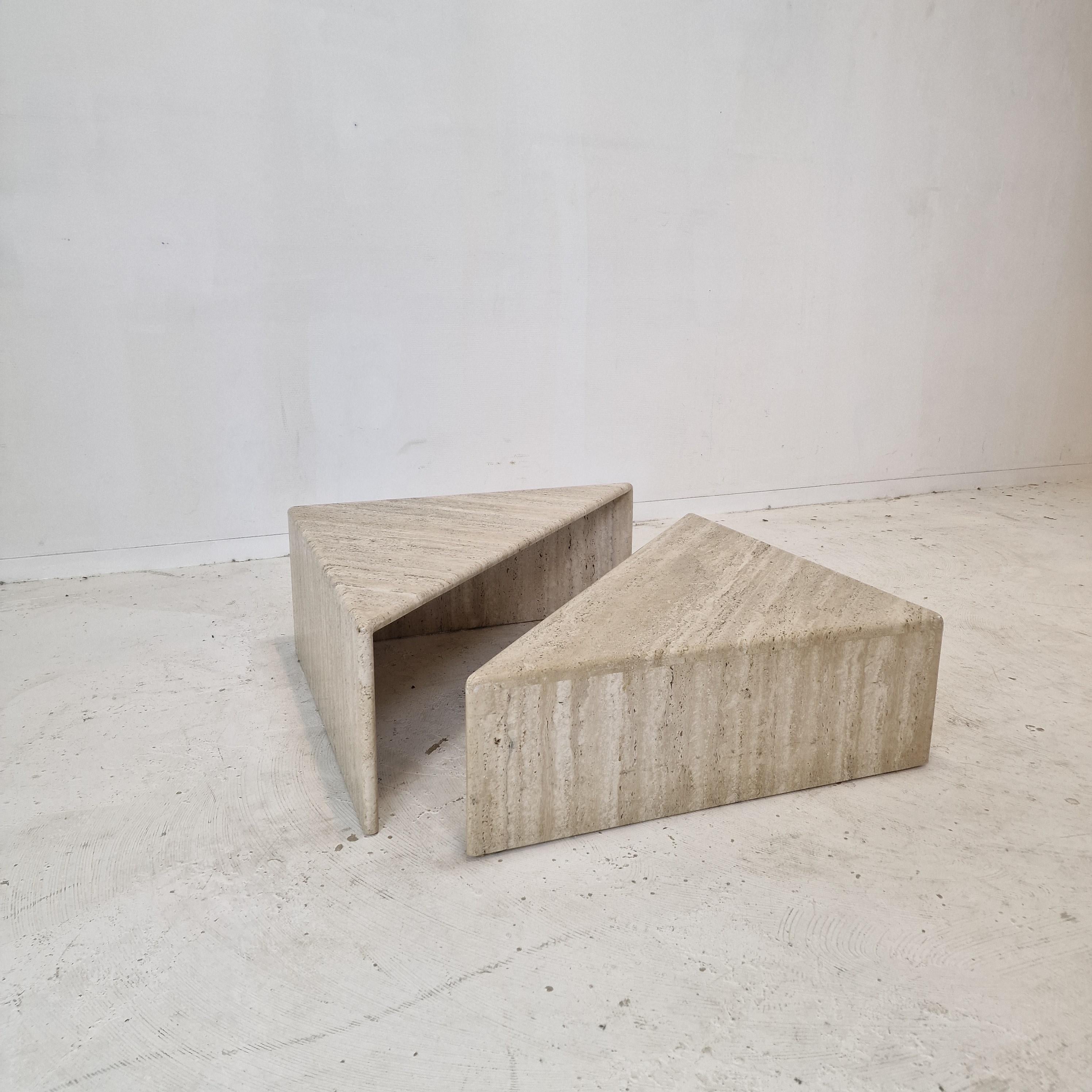 Set aus zwei dreieckigen Couchtischen aus Travertin von Up & Up, Italien 1980er Jahre im Zustand „Gut“ im Angebot in Oud Beijerland, NL