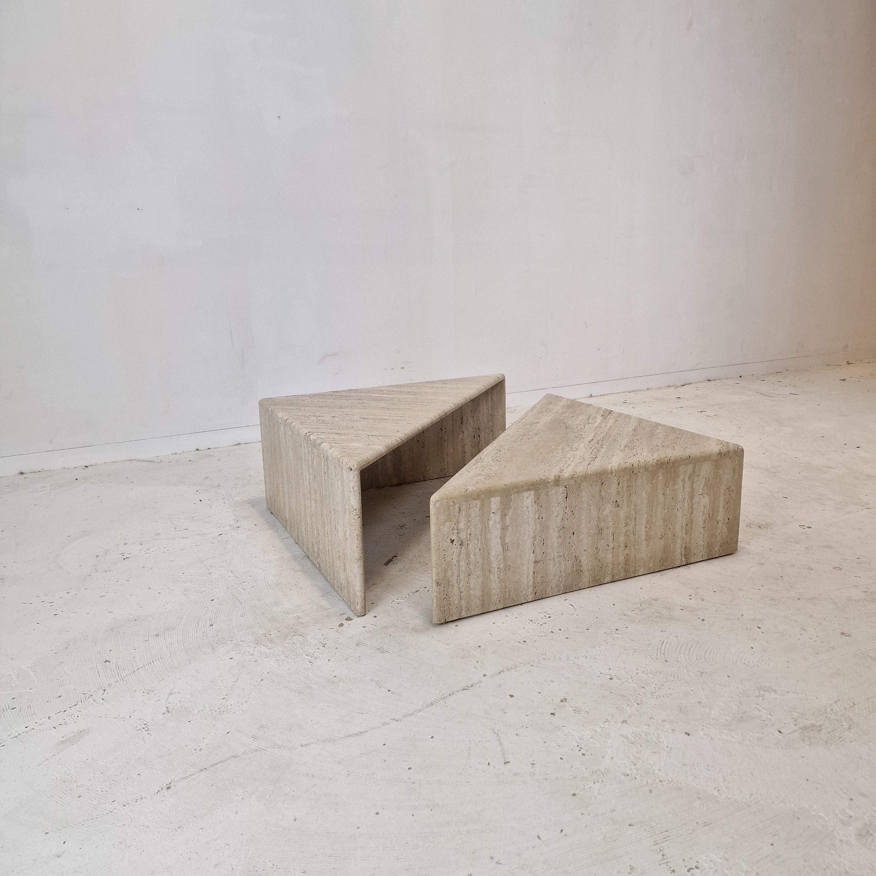 Set aus zwei dreieckigen Couchtischen aus Travertin von Up & Up, Italien 1980er Jahre (Ende des 20. Jahrhunderts) im Angebot