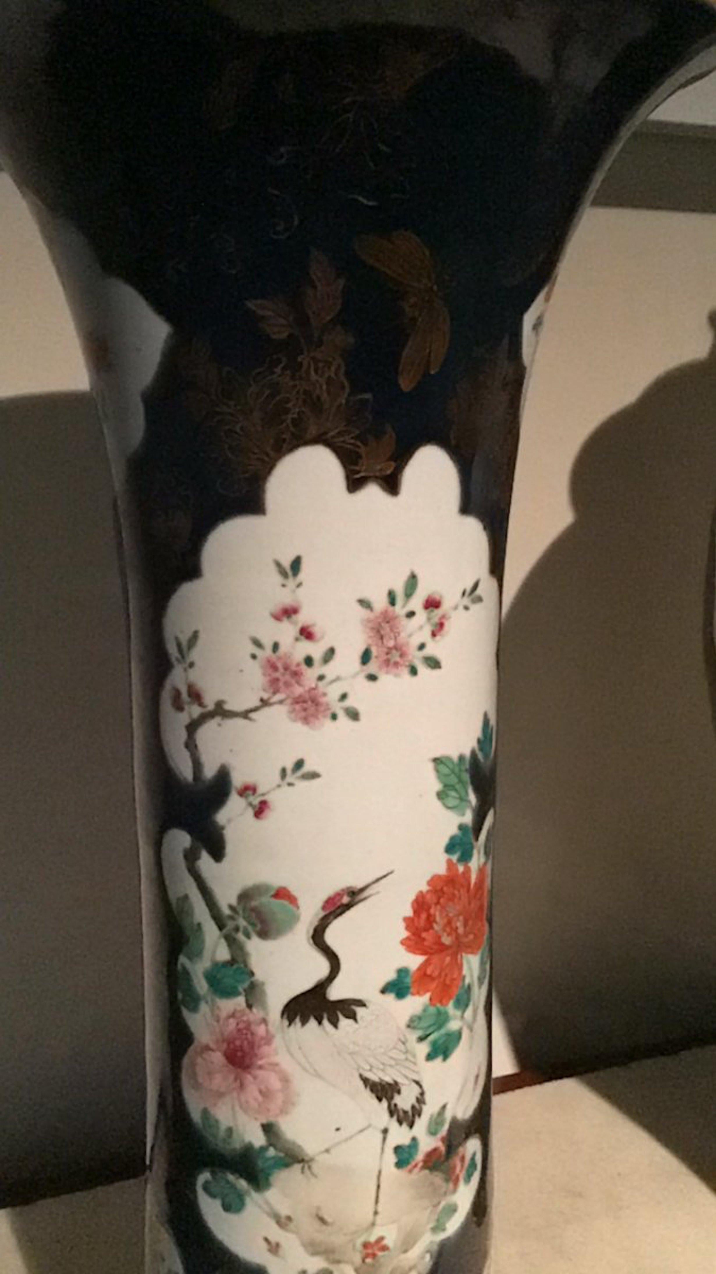 Ensemble de deux vases trompettes et d'un JAR couvert, période Kieng Lung '1735-1795'. en vente 6