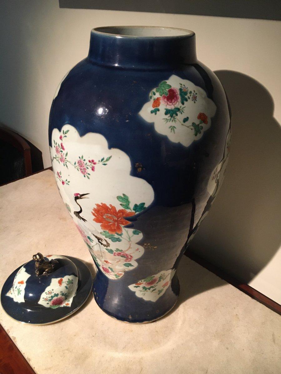 Décor de famille rose sur fond bleu foncé.


Mesures : Hauteur du pot 70cm, vases 60cm.
Diamètre de la jarre 35 cm, des vases 26 cm.
    