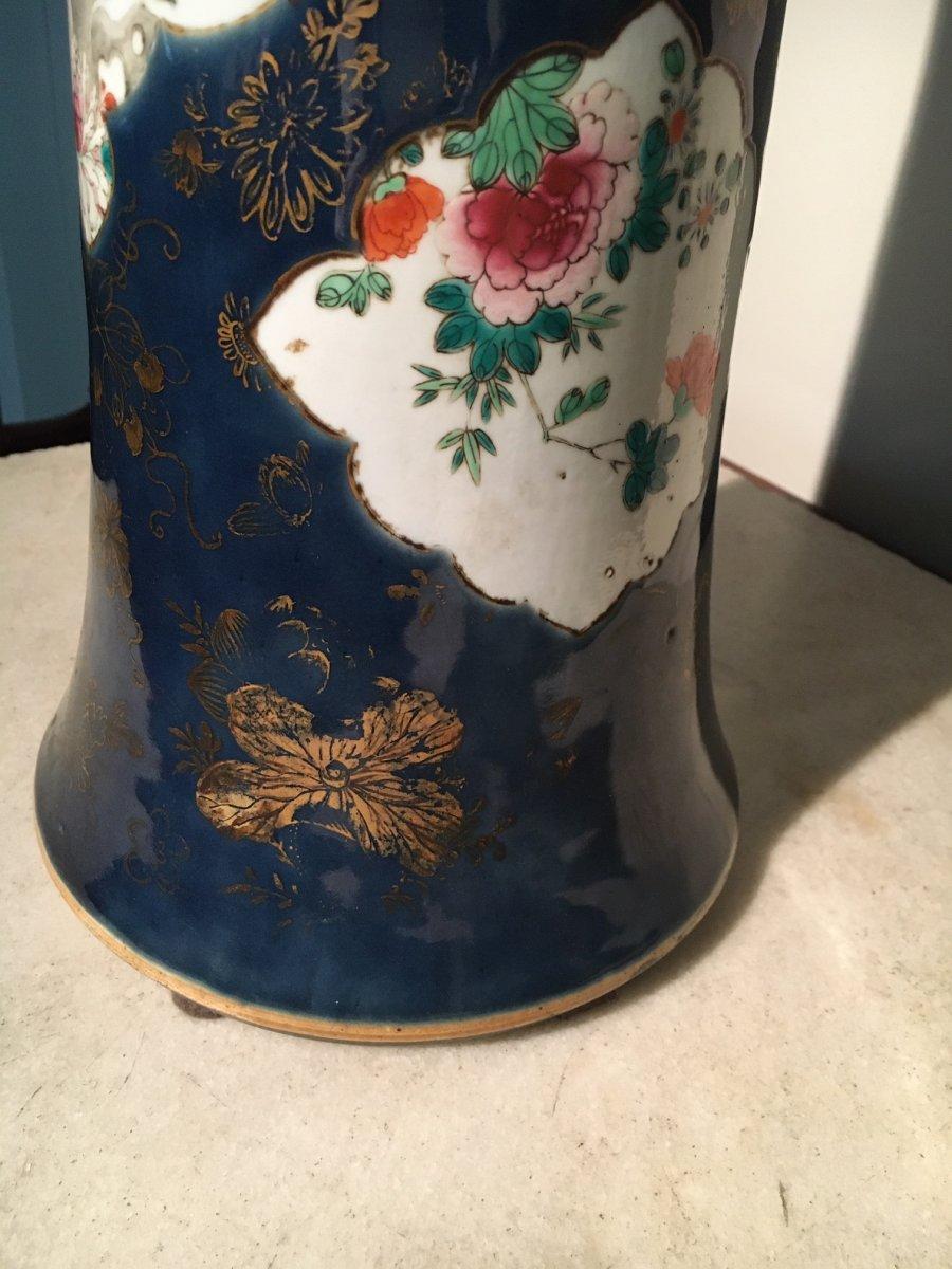 Ensemble de deux vases trompettes et d'un JAR couvert, période Kieng Lung '1735-1795'. Excellent état - En vente à Saint-Ouen, FR