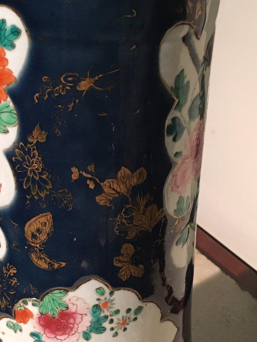 Set aus zwei Trompetenvasen und einem Deckelgefäß, Kieng Lung Periode '1735-1795' im Angebot 3