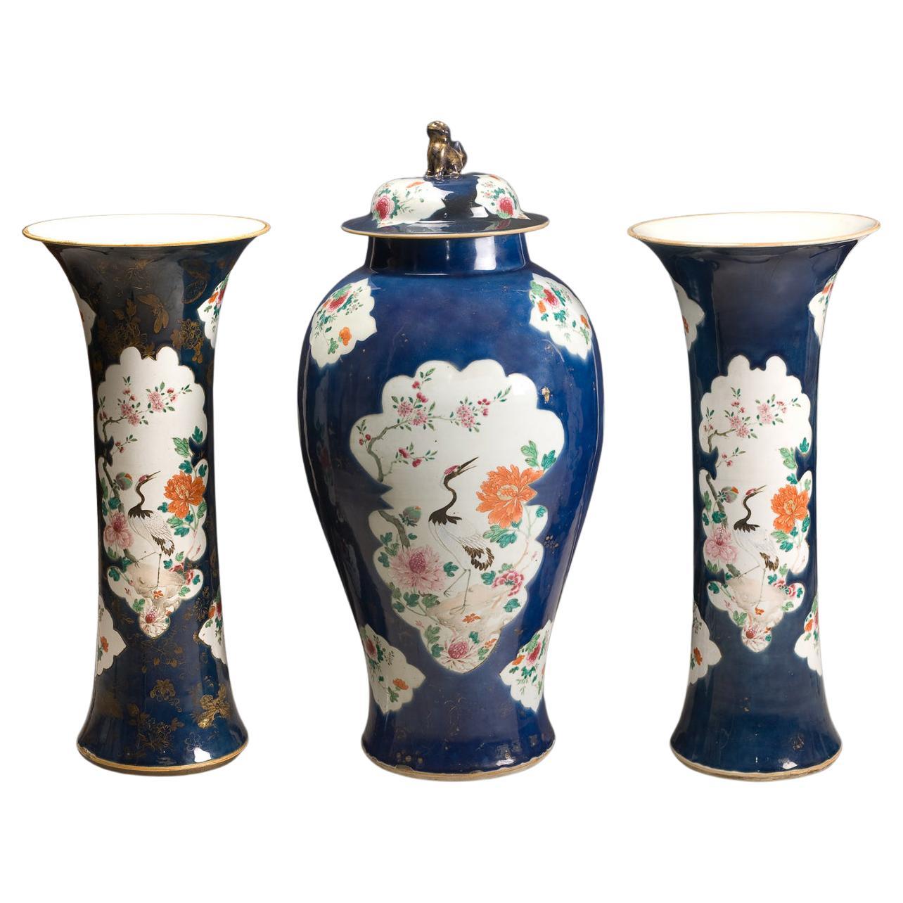Ensemble de deux vases trompettes et d'un JAR couvert, période Kieng Lung '1735-1795'. en vente