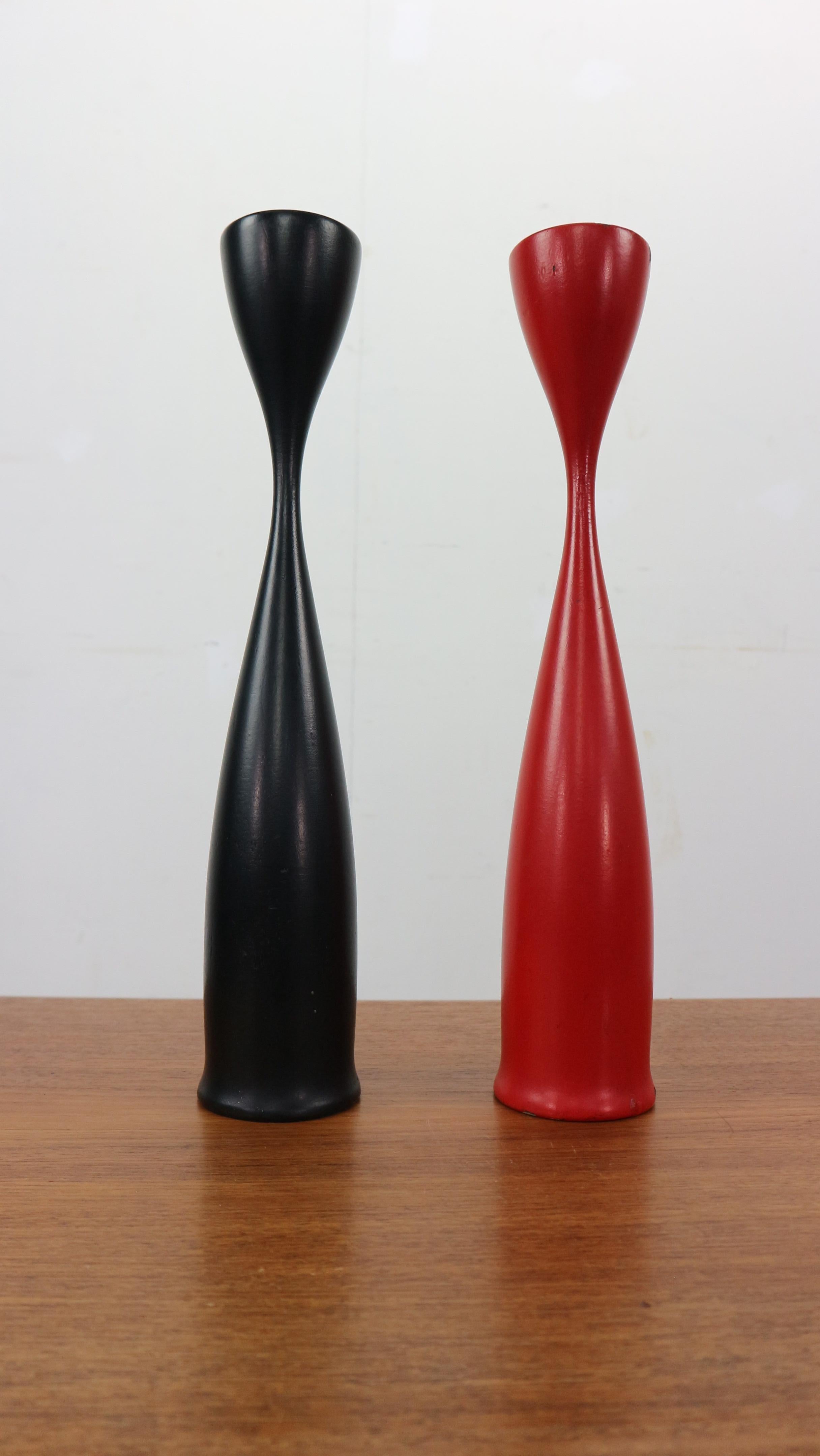 Satz von zwei modernen skandinavischen Kerzenhaltern aus Schweden, 1960er Jahre.
Organisch geformtes und sehr dekoratives Designobjekt.

