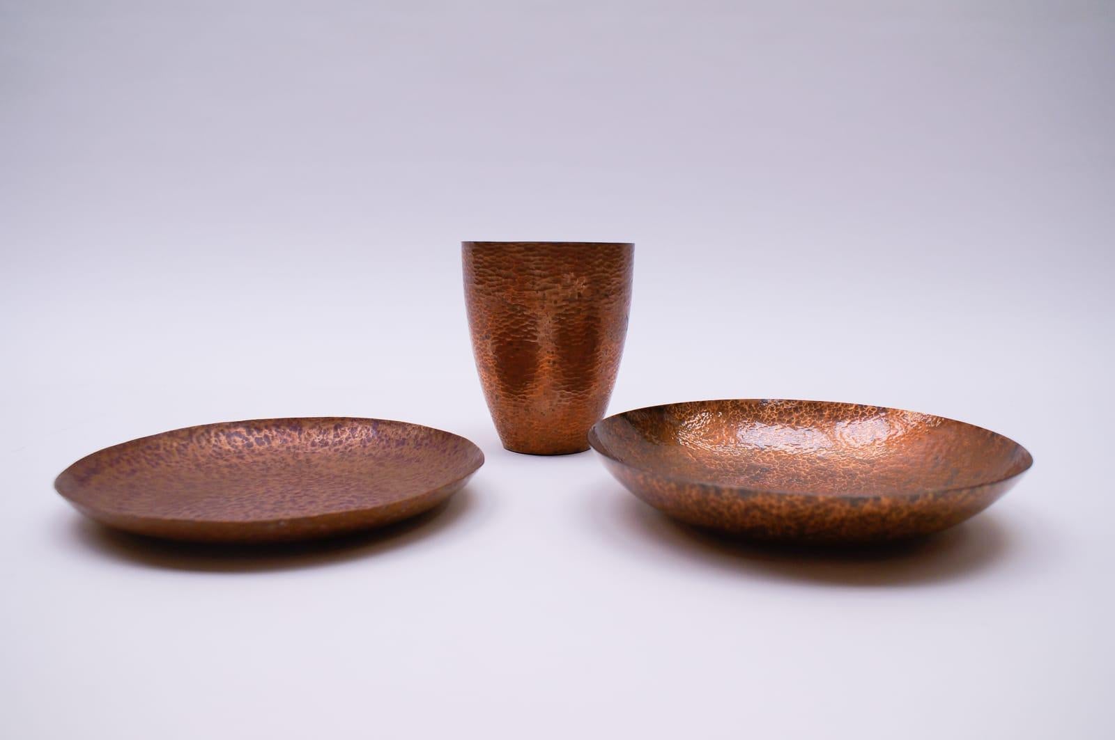Pur produit artisanal. Découpe de cuivre et avec la technique du coup de marteau à un objet artistique sculpté. 

Un véritable coup de cœur d'un talentueux artiste du métal. Le vase est signé.

Le bol plat mesure 2,5 cm de haut, le bol supérieur