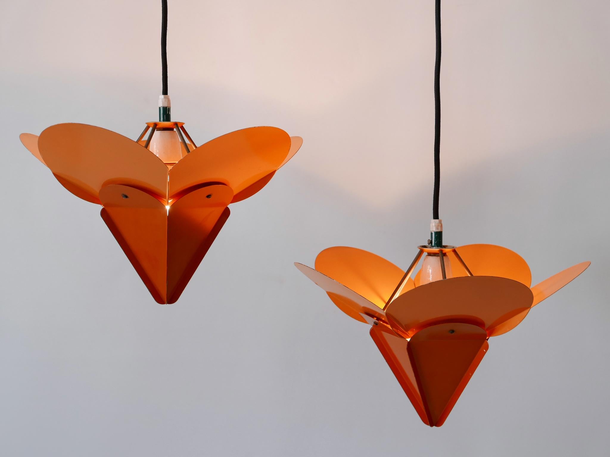 Ensemble de deux lampes suspendues ou suspensions à fleurs de Tivoli en métal bicolore, extrêmement rares, élégantes et très décoratives, de style Modern-Decor. 

Ces lampes suspendues sont très similaires aux lampes de jardin Tivoli conçues par