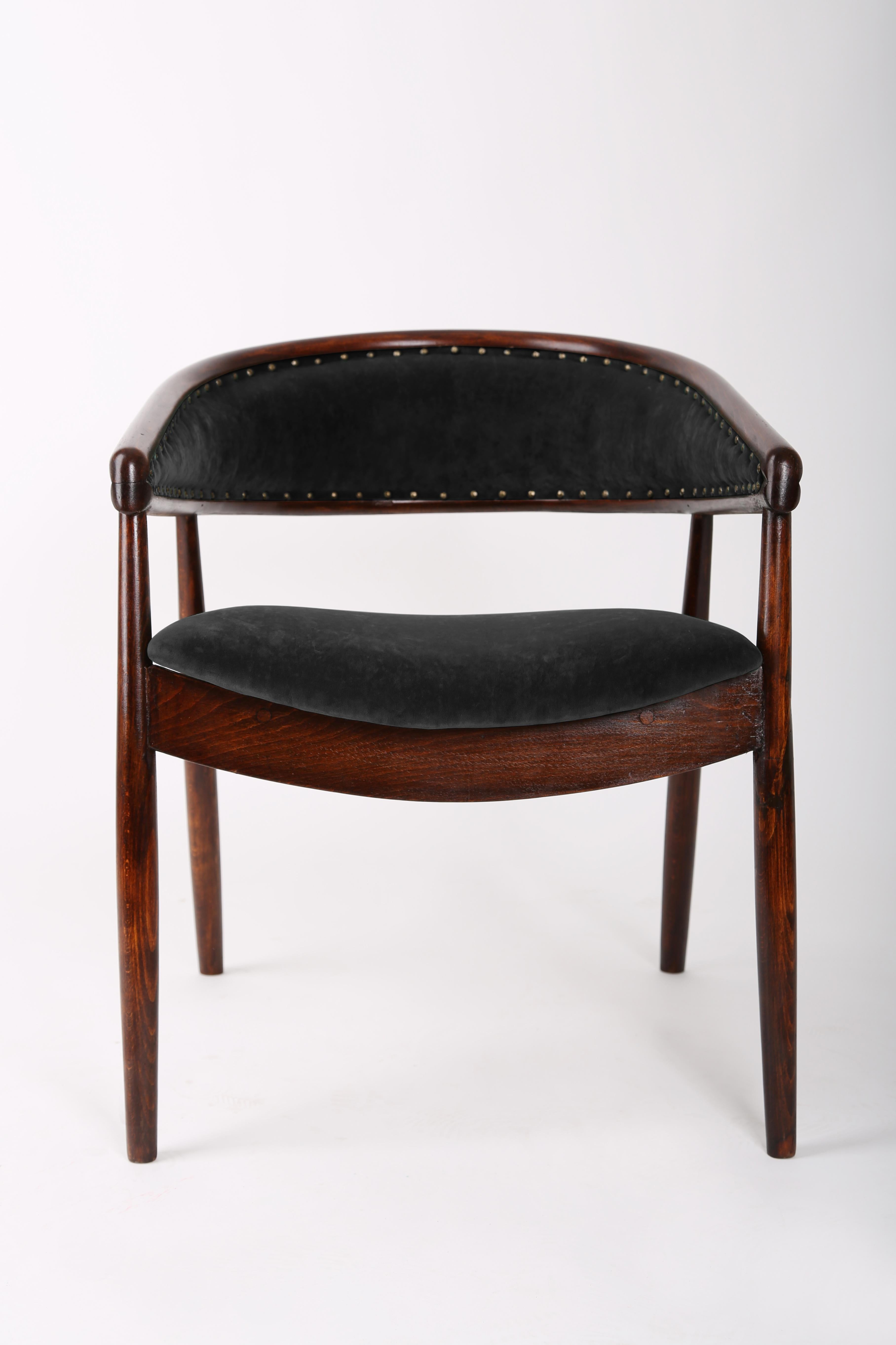 Mid-Century moderno Set di due poltrone B-3300 in velluto nero vintage, Polonia, anni '60. in vendita