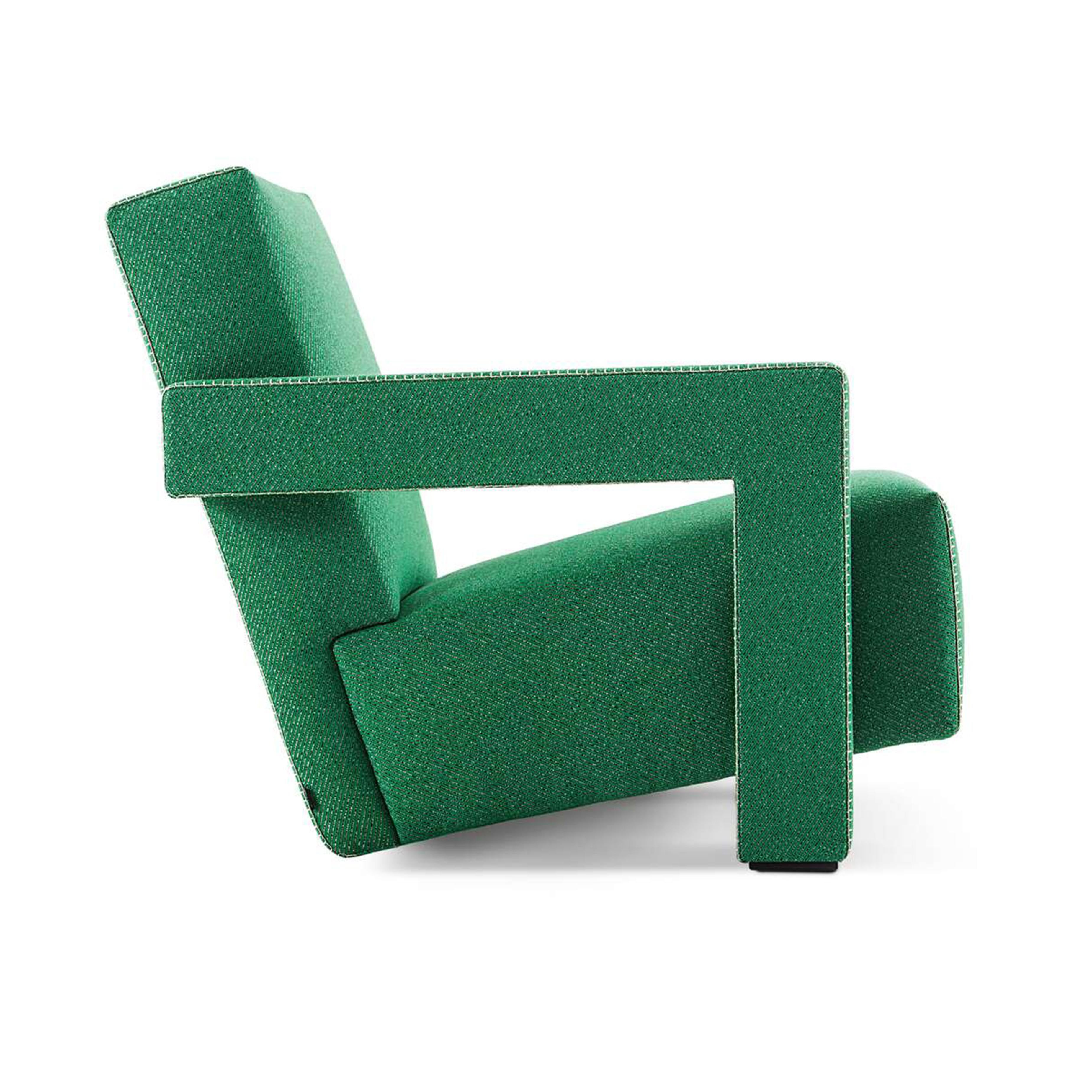 Poltrone disegnate da Gerrit Rietveld nel 1935. Rilanciato nel 2015.
Prodotto da Cassina in Italia.

Gerrit T. Rietveld ideò il progetto della poltrona Utrecht nel 1935 mentre lavorava per i grandi magazzini Metz & Co. di Amsterdam, dove il suo