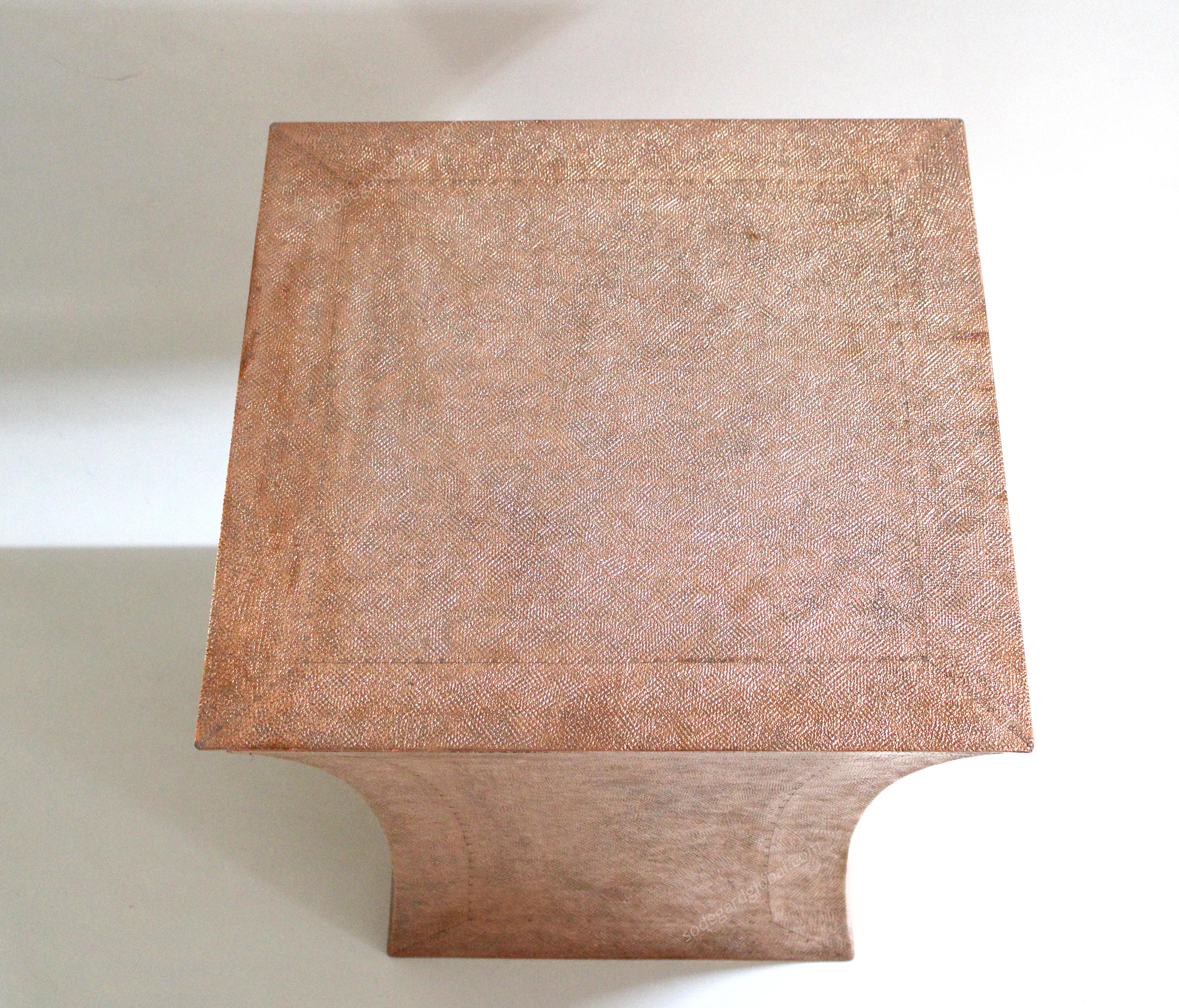 Ensemble de deux tables d'appoint Vaisseau en bois recouvert de cuivre par Paul Mathieu en vente 2