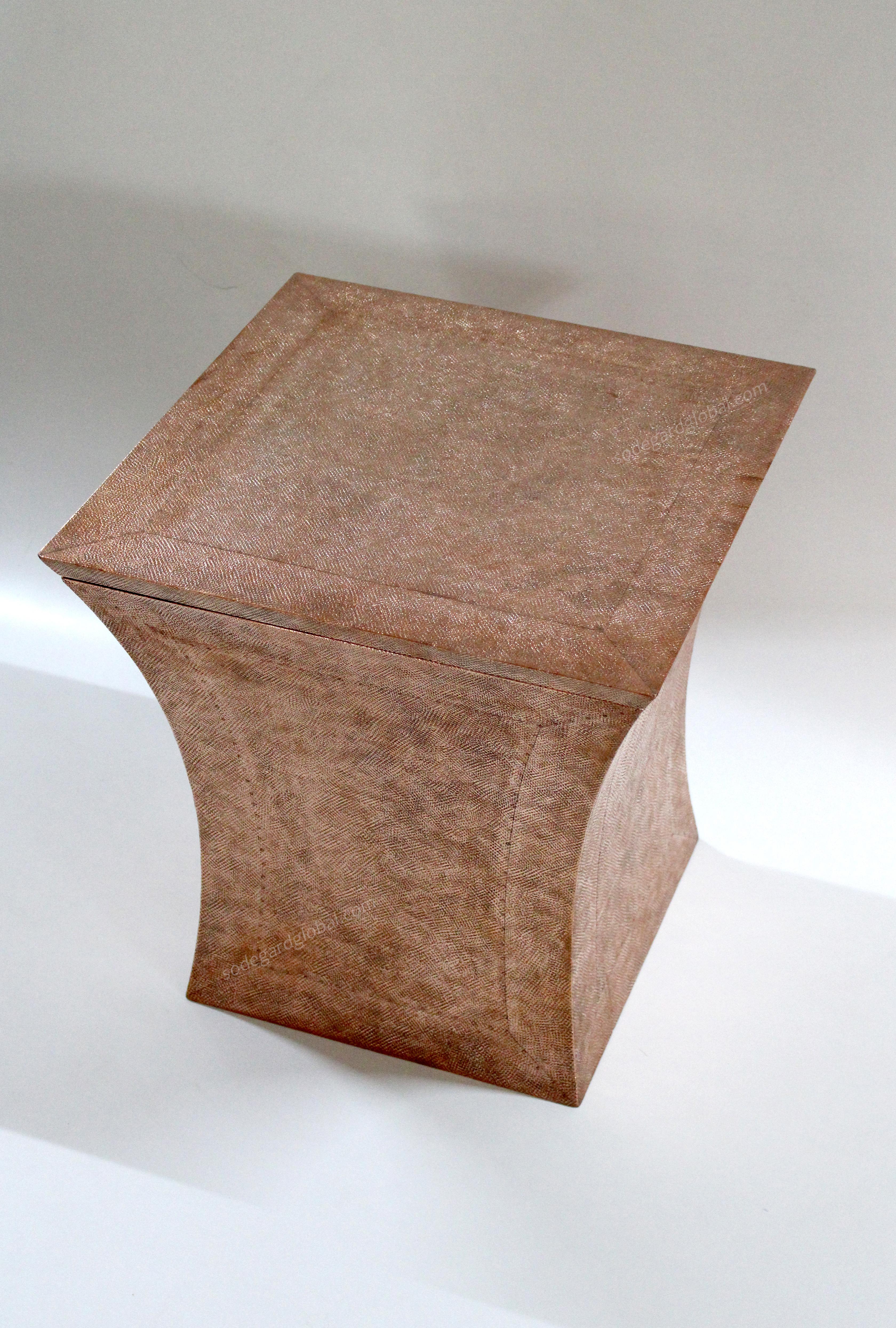 Ensemble de deux tables d'appoint Vaisseau en bois recouvert de cuivre par Paul Mathieu en vente 4
