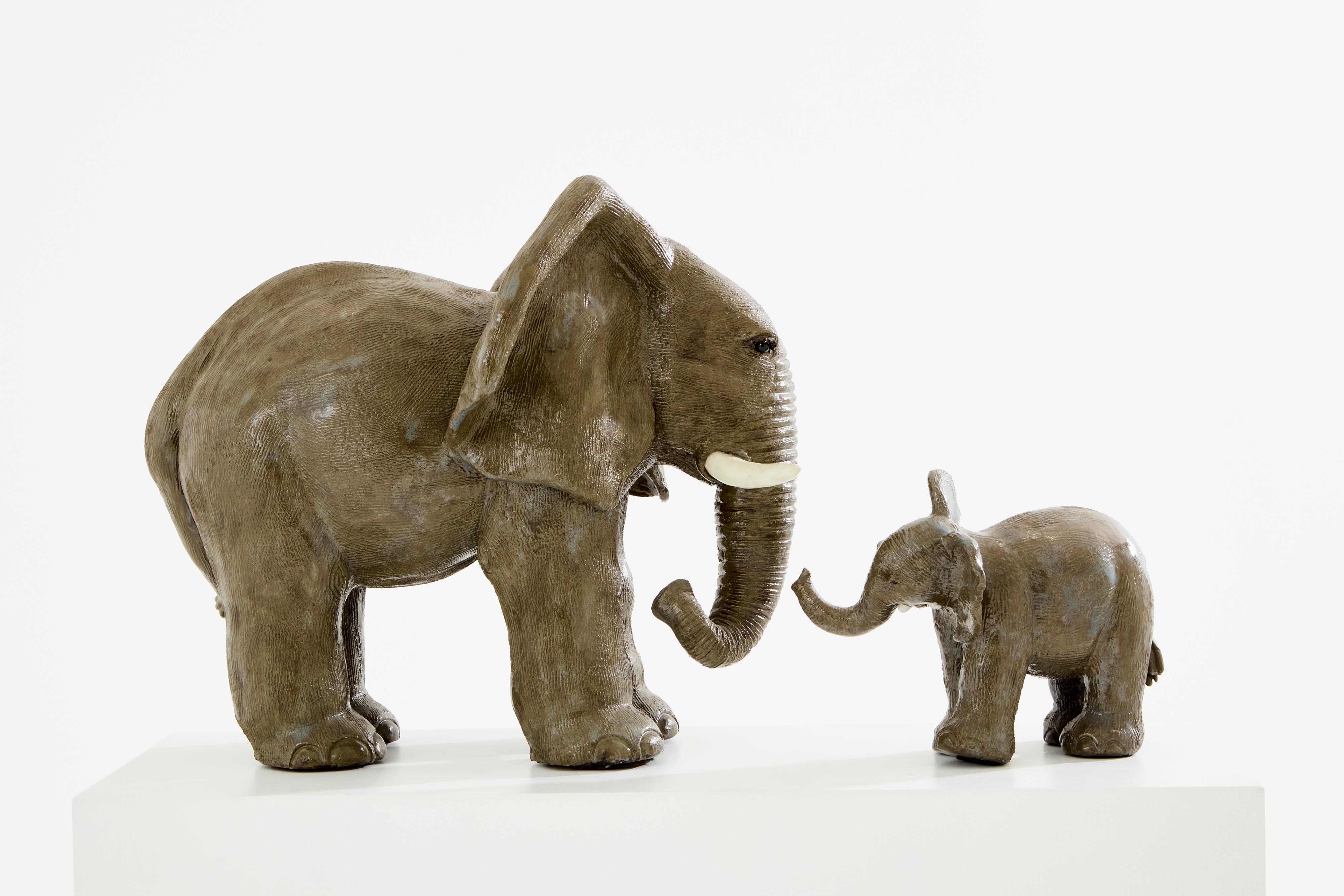 Schönes Set aus zwei glasierten Elefanten-Skulpturen aus Steingut von Valérie Courtet, hergestellt um 2010. Die Details sind wirklich exquisit, und die Qualität der Arbeit ist außergewöhnlich. Jedes Stück von Valérie Courtet ist ein Unikat und