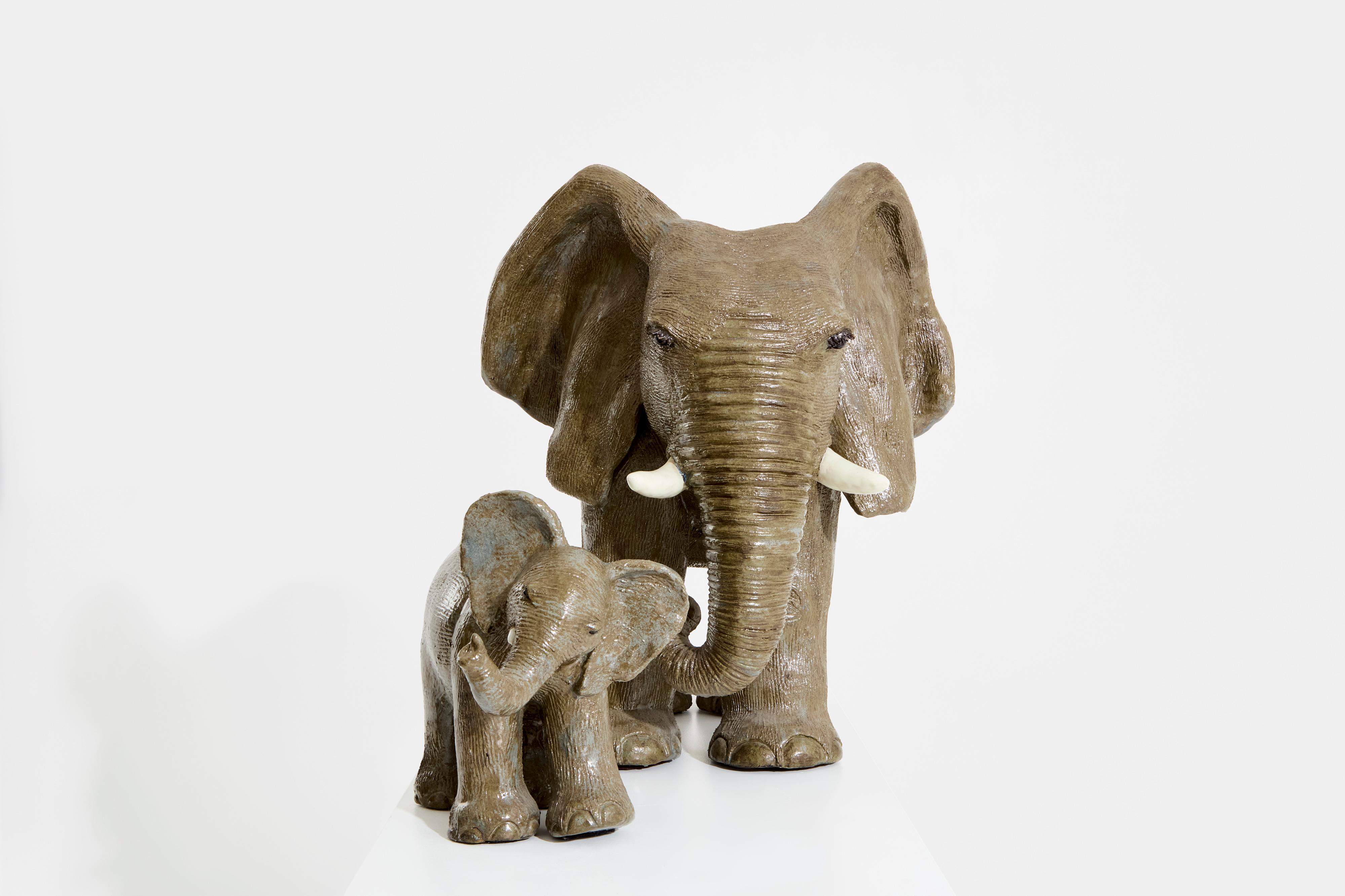 Set aus zwei Elefanten-Skulpturen von Valérie Courtet aus glasiertem Steinzeug um 2010 (Moderne) im Angebot