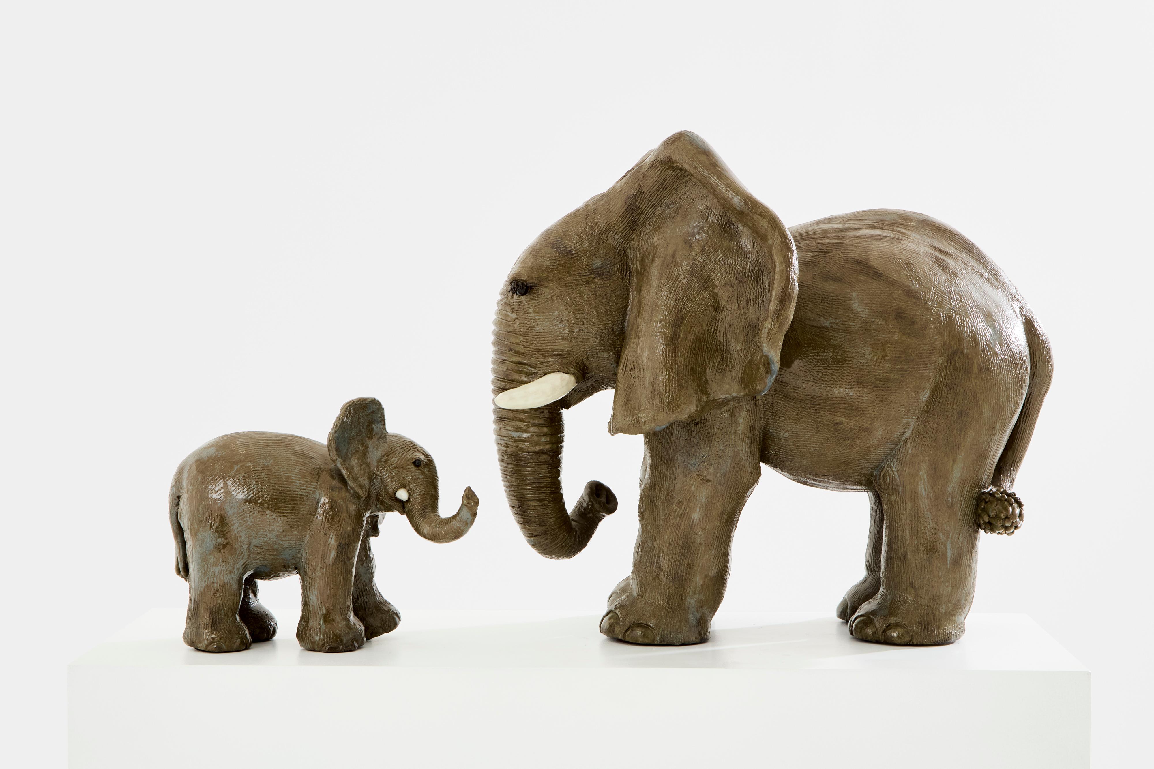 Set aus zwei Elefanten-Skulpturen von Valérie Courtet aus glasiertem Steinzeug um 2010 (Französisch) im Angebot