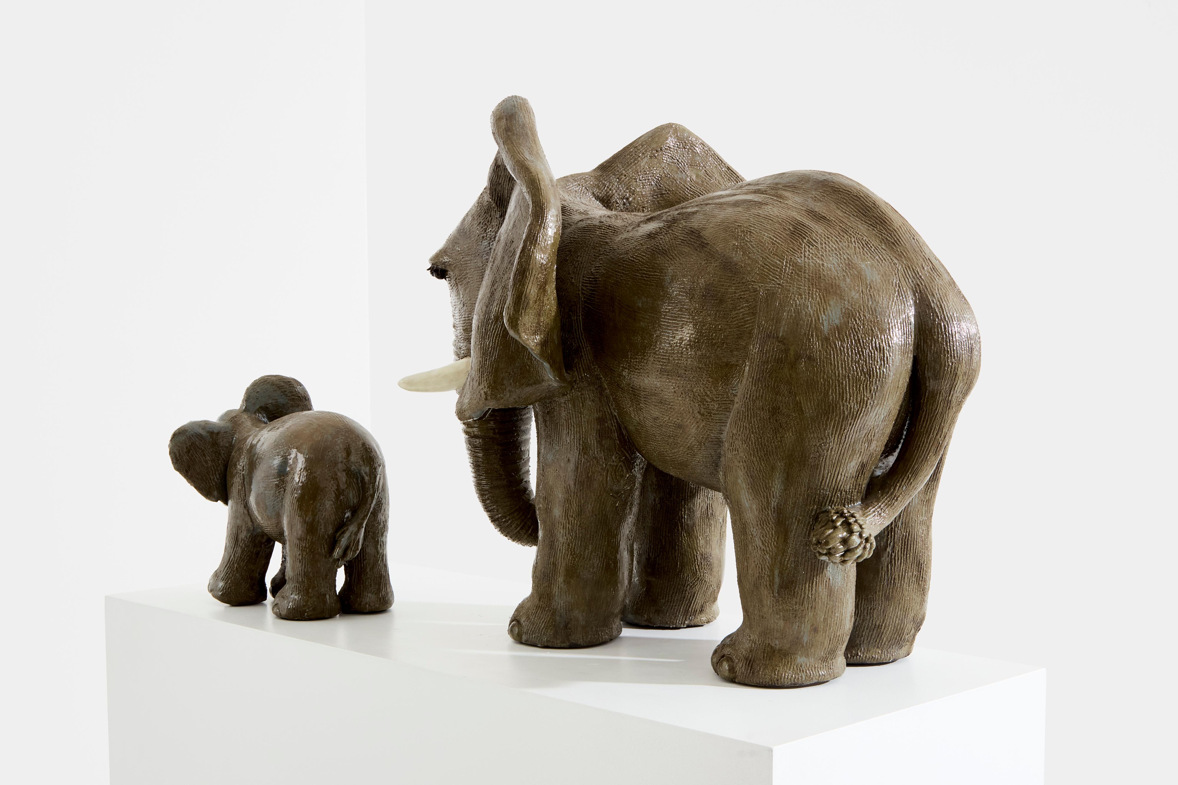 Set aus zwei Elefanten-Skulpturen von Valérie Courtet aus glasiertem Steinzeug um 2010 im Zustand „Gut“ im Angebot in Paris, IDF