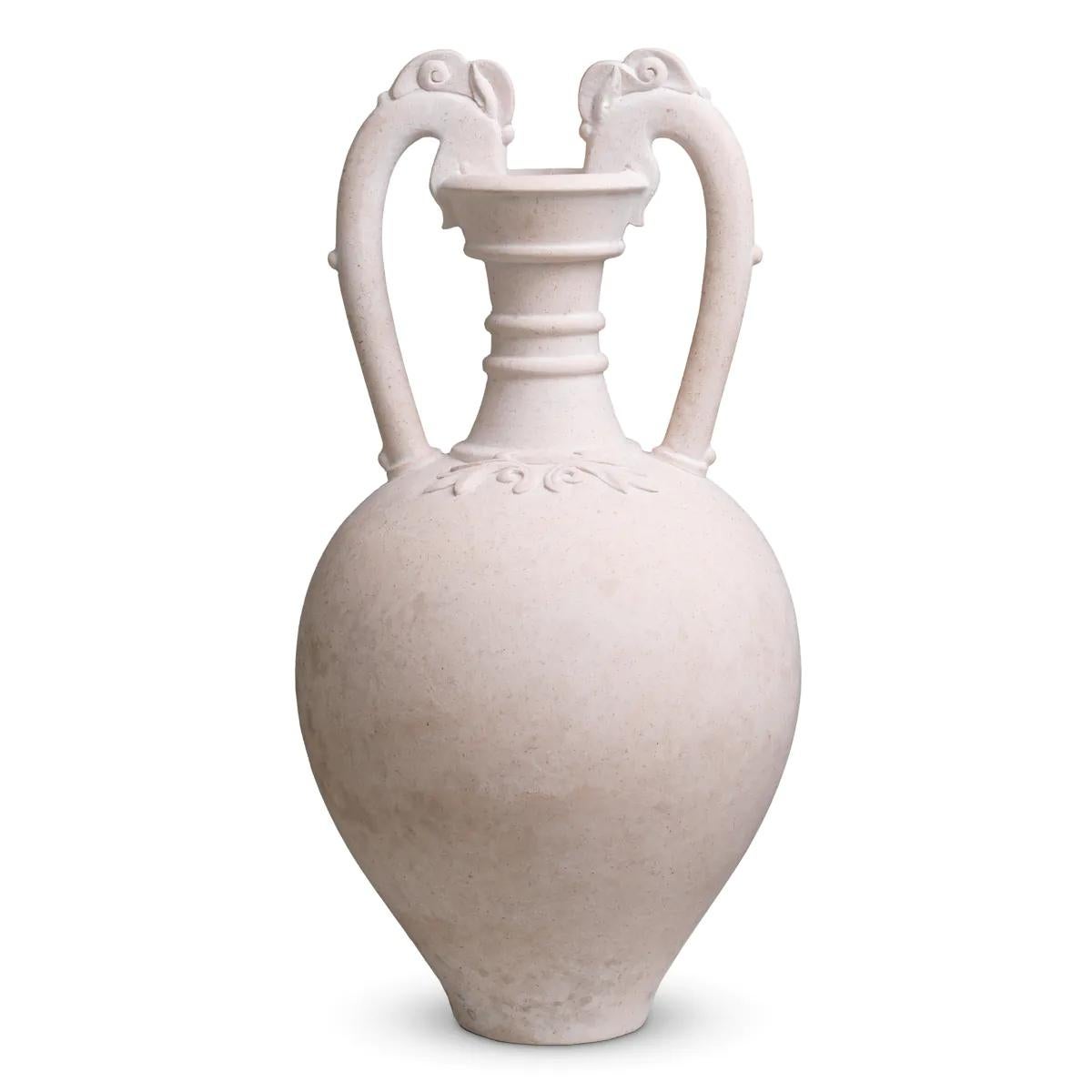 Si tratta di un vaso decorativo scultoreo che unisce l'eleganza antica alla maestria moderna. Ispirato alle forme classiche delle anfore, questo oggetto decorativo presenta curve morbide e proporzioni armoniose che evocano un equilibrio e una