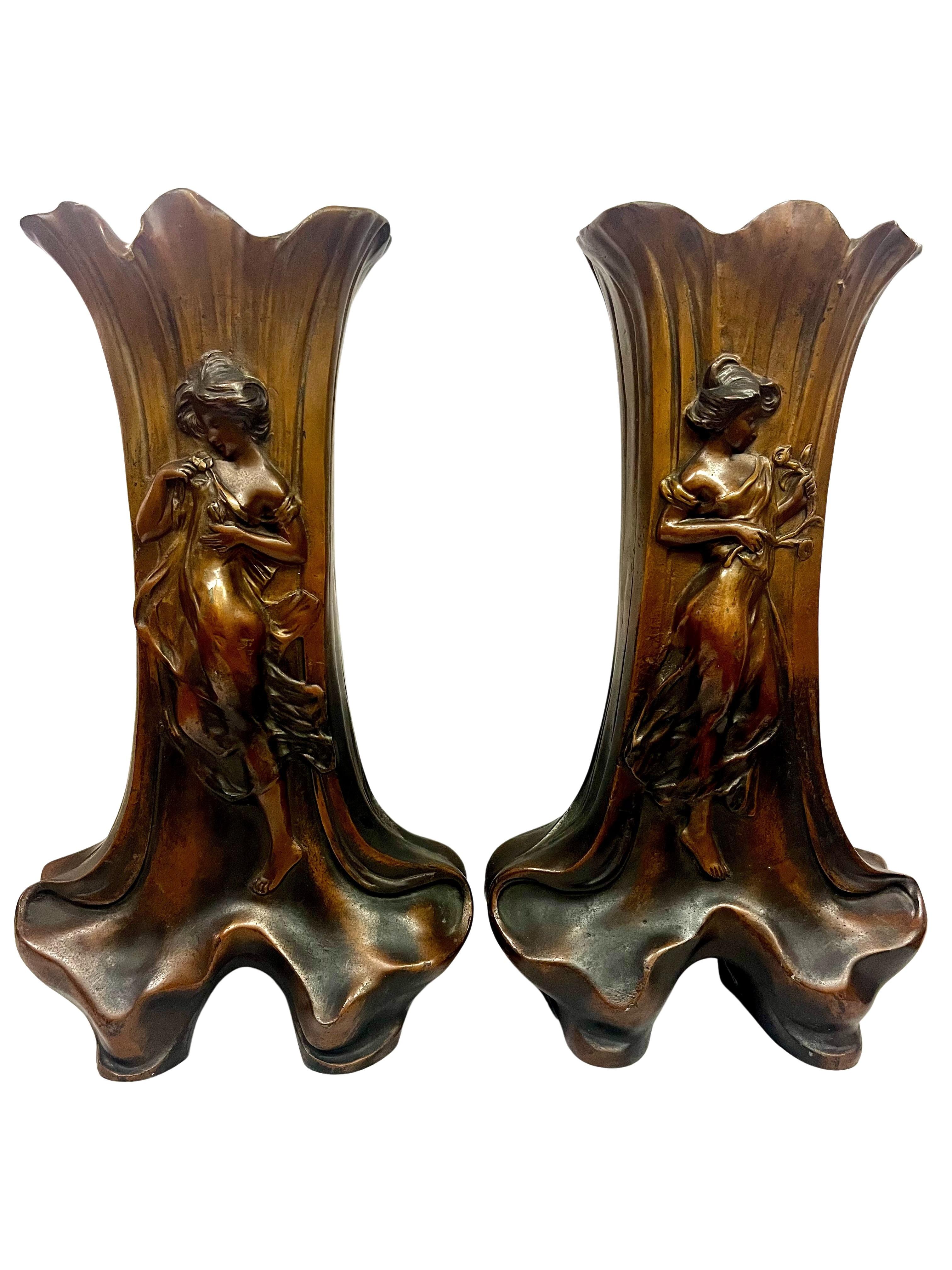 Uno spettacolare set di due vasi, di dimensioni impressionanti. Questi due vasi sono realizzati in spelta, dipinti a freddo e accoppiati, realizzati in Francia intorno al 1900.

I vasi hanno una forma ampia, tipica del periodo di massimo splendore