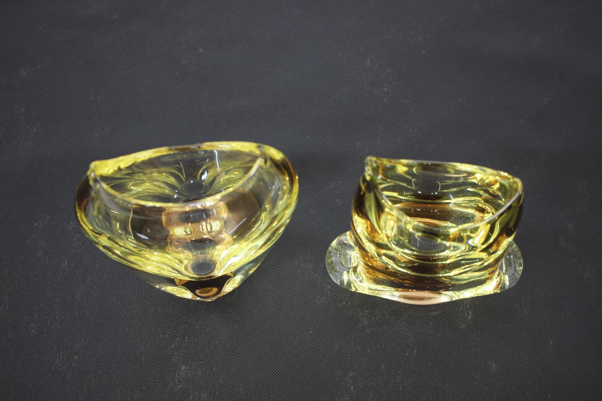 - Fabriqué en Tchécoslovaquie
- En verre
- Les dimensions du petit vase sont H 17 x L 14 x P 6
- Re-polissage
- Très bon état d'origine.