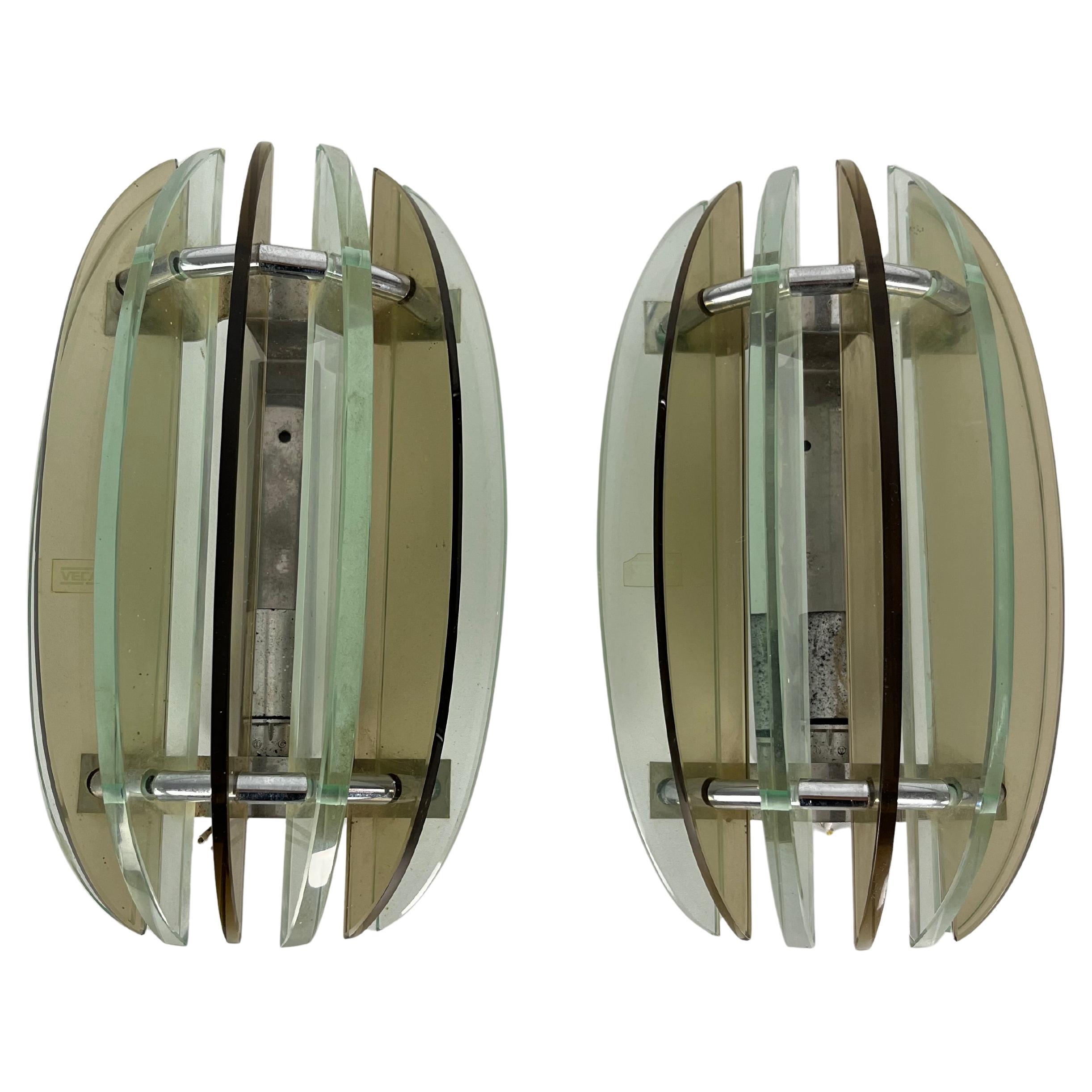 Set di due lampade da parete "Veca", vetro colorato e metallo cromato, anni '60 in vendita