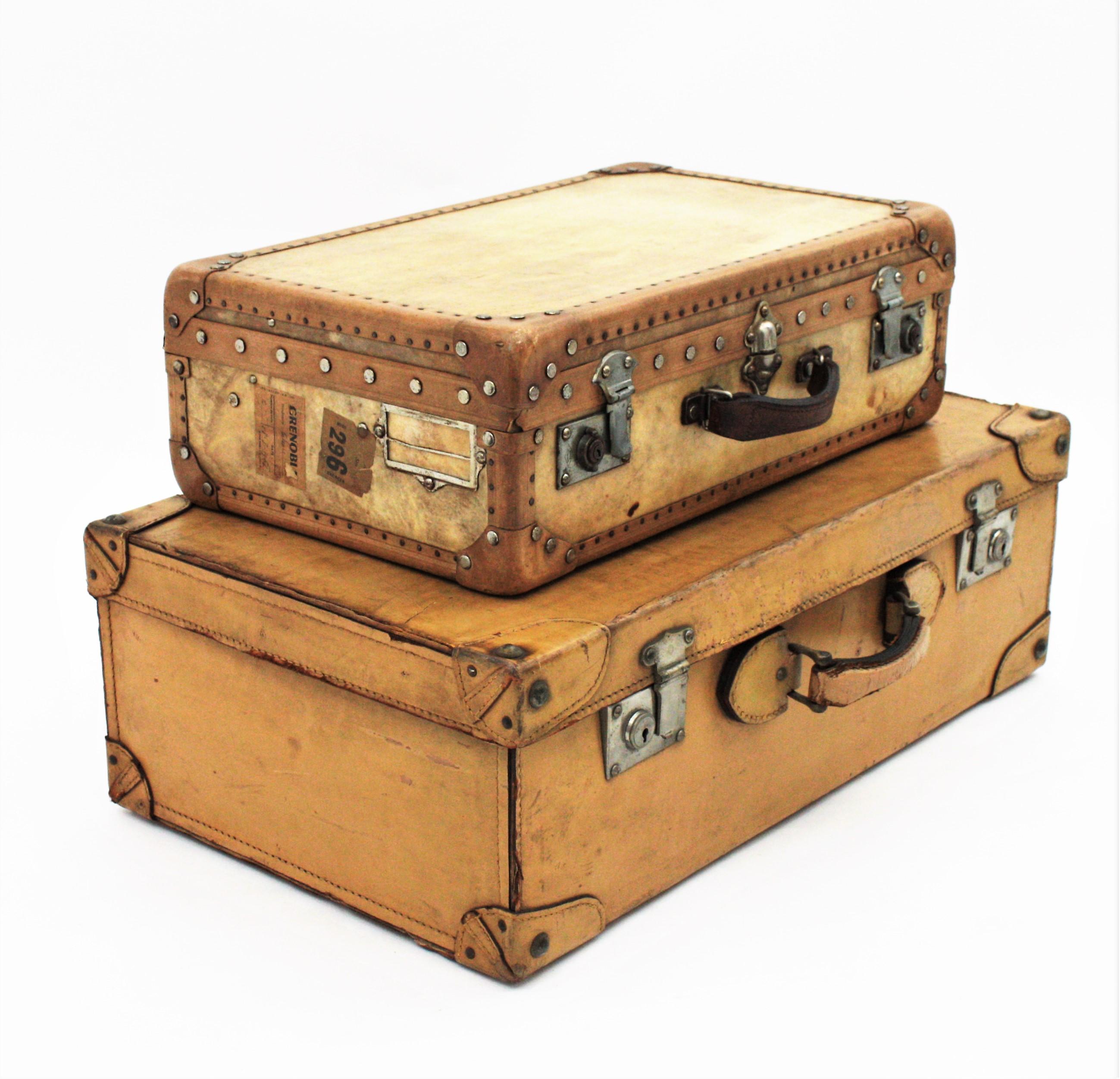 Schönes Set aus zwei Koffern aus cremefarbenem Leder und Pergament, Frankreich, 1930er-1940er Jahre.
Metallschlösser und -nieten und Ledergriffe.
Das kleine Exemplar ist aus Vellum gefertigt.
Der große ist in beige/cremefarbenem Leder