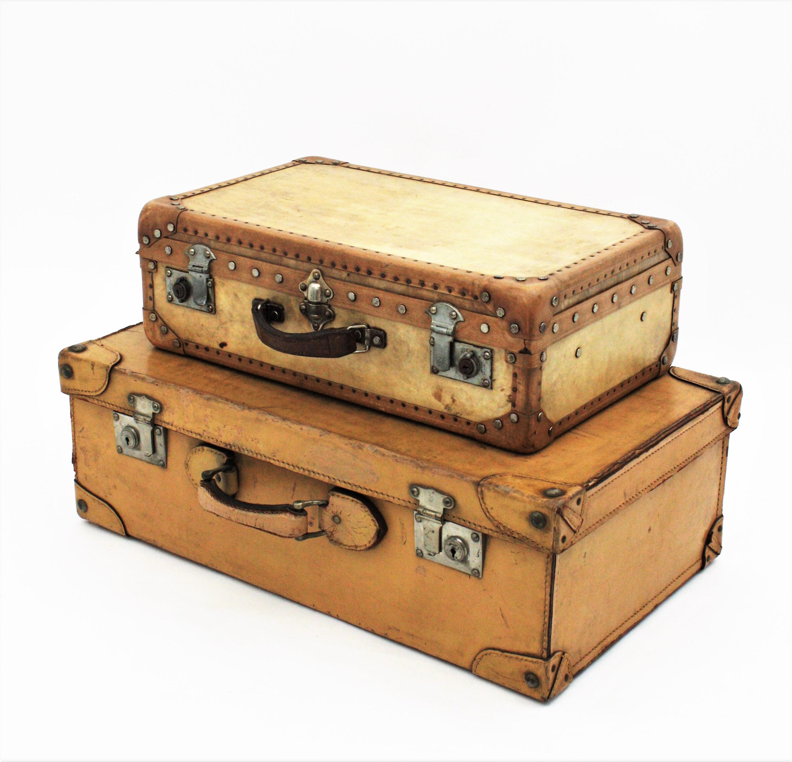 Unpassendes Paar französischer Koffer aus Vellum und Leder  im Zustand „Gut“ im Angebot in Barcelona, ES