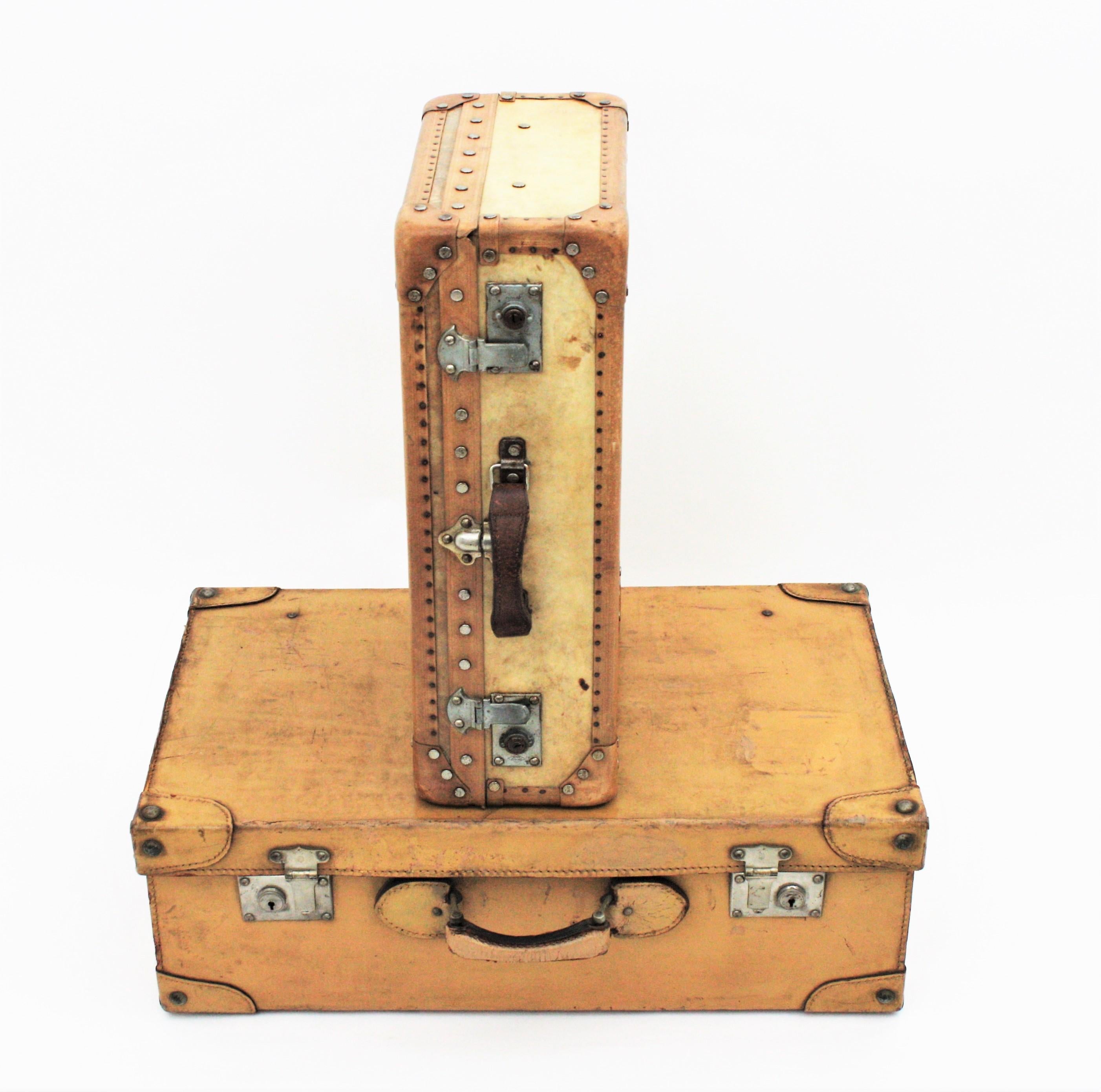 Unpassendes Paar französischer Koffer aus Vellum und Leder  (20. Jahrhundert) im Angebot